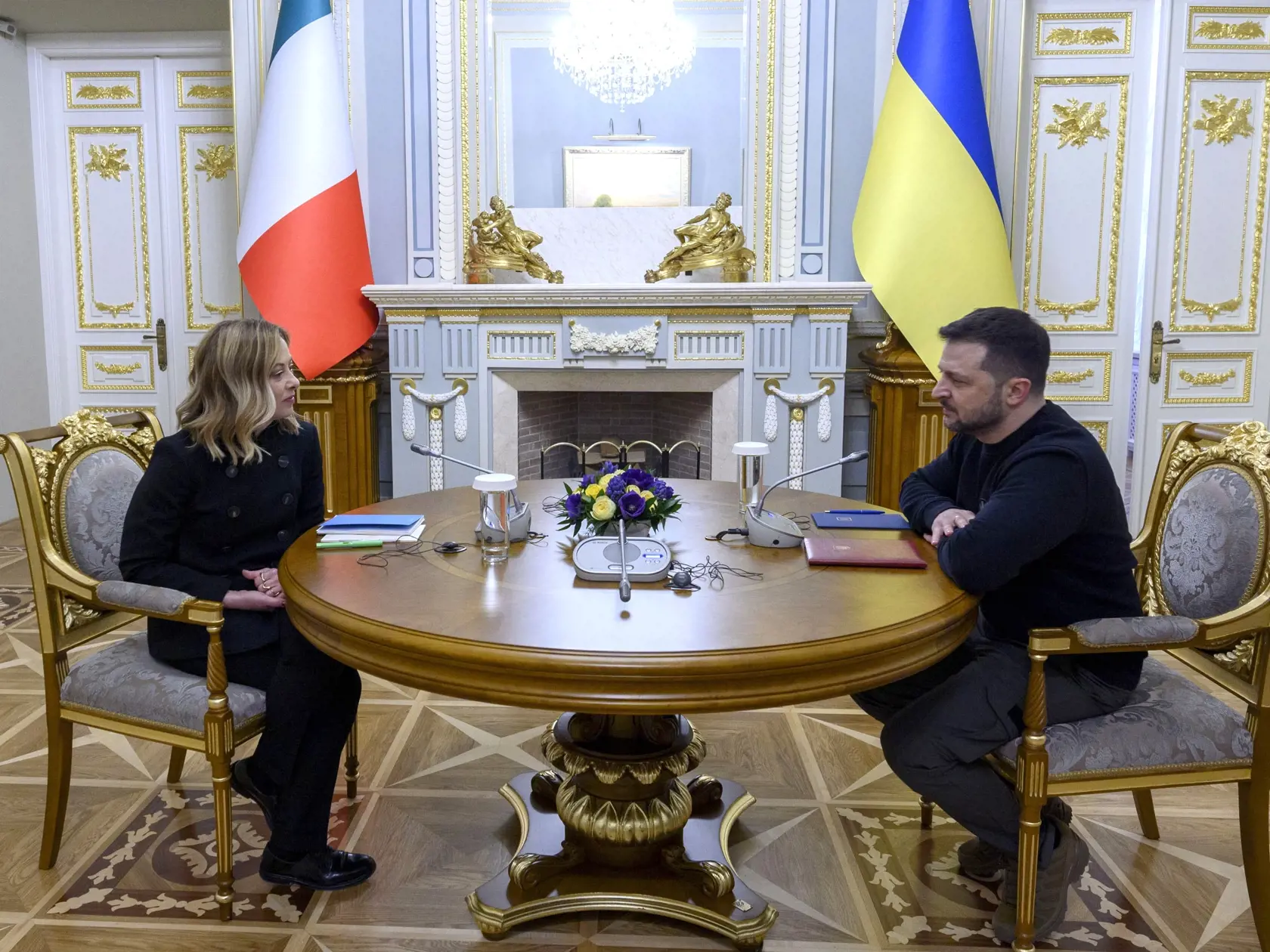 JB 34 Kyjev - Ukrajinský prezident Volodymyr Zelenskyj (vpravo) sa rozpráva s talianskou premiérkou Giorgiou Meloniovou počas ich stretnutia v Kyjeve 24. februára 2024. Ukrajina je súčasťou nášho domova a my ju budeme brániť, vyhlásila v sobotu talianska premiérka Giorgia Meloniová na kyjevskom letisku Hostomeľ na druhé výročie ruskej invázie na Ukrajinu. TASR prevzala správy z tlačových agentúr AFP a Belga. Ukrajina si v sobotu pripomína druhé výročie ruskej invázie. FOTO TASR/AP

In this photo