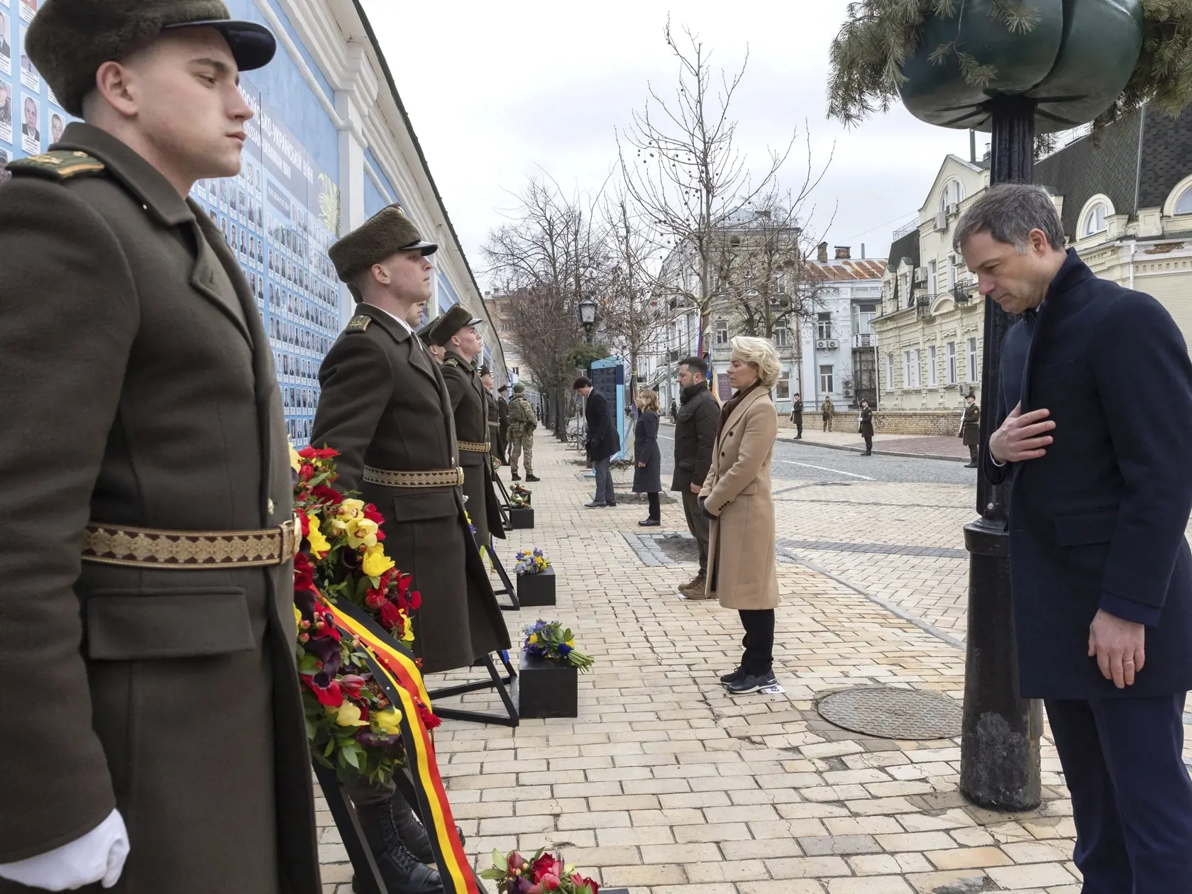 JB 58 Kyjev - Zľava kanadský premiér Justin Trudeau, talianska premiérka Giorgia Meloniová,  ukrajinský prezident Volodymyr Zelenskyj, predsedníčka Európskej komisie Ursula von der Leyenová a belgický premiér Alexander De Croo stoja počas slávnostného kladenia vencov k Pamätníku padlých hrdinov vo vojne na Ukrajine, v Kyjeve 24. februára 2024. Zelenskyj sa v sobotu na druhé výročie ruskej invázie zaviazal, že Ukrajina porazí Rusko. "Bojujeme za to 730 dní našich životov. Zvíťazíme a bude to najú