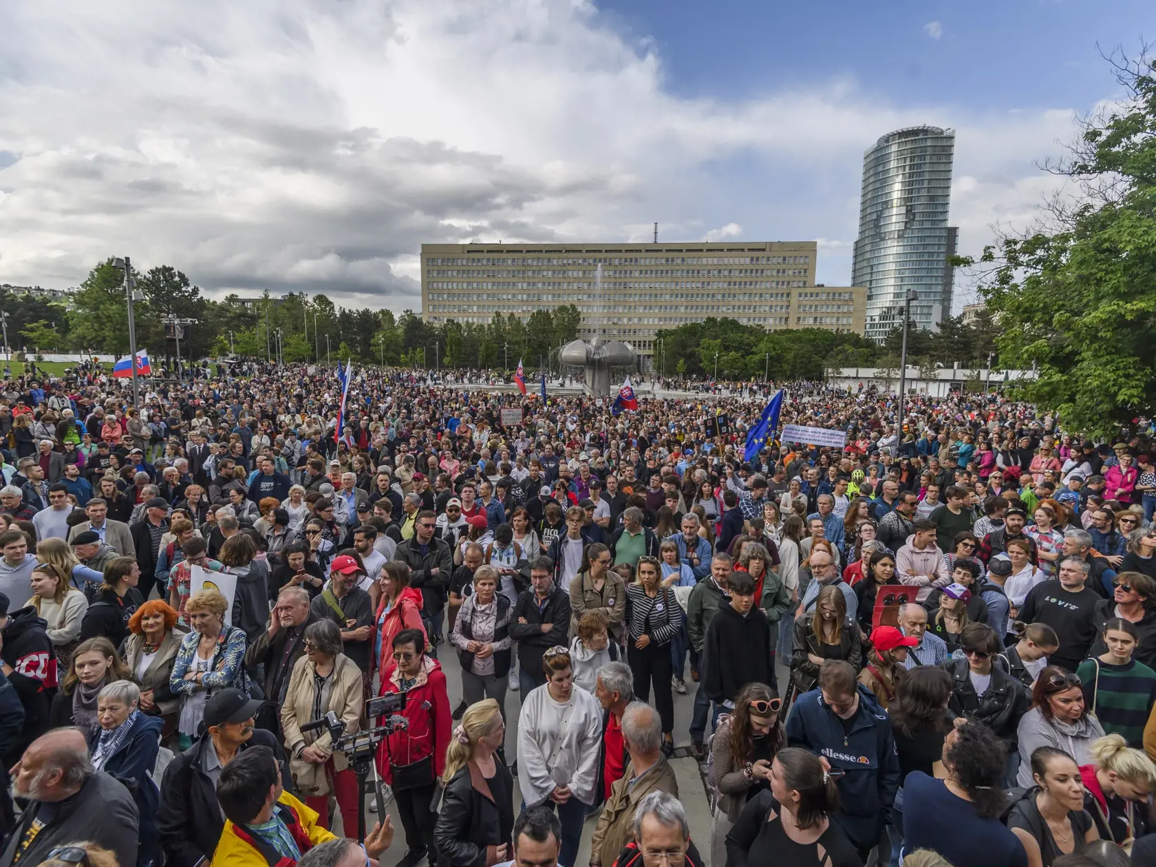 Na snímke ľudia počas protivládneho protestu hnutia Progresívne Slovensko (PS) na Námestí slobody v Bratislave 2. mája 2024. FOTO TASR - Jaroslav Novák