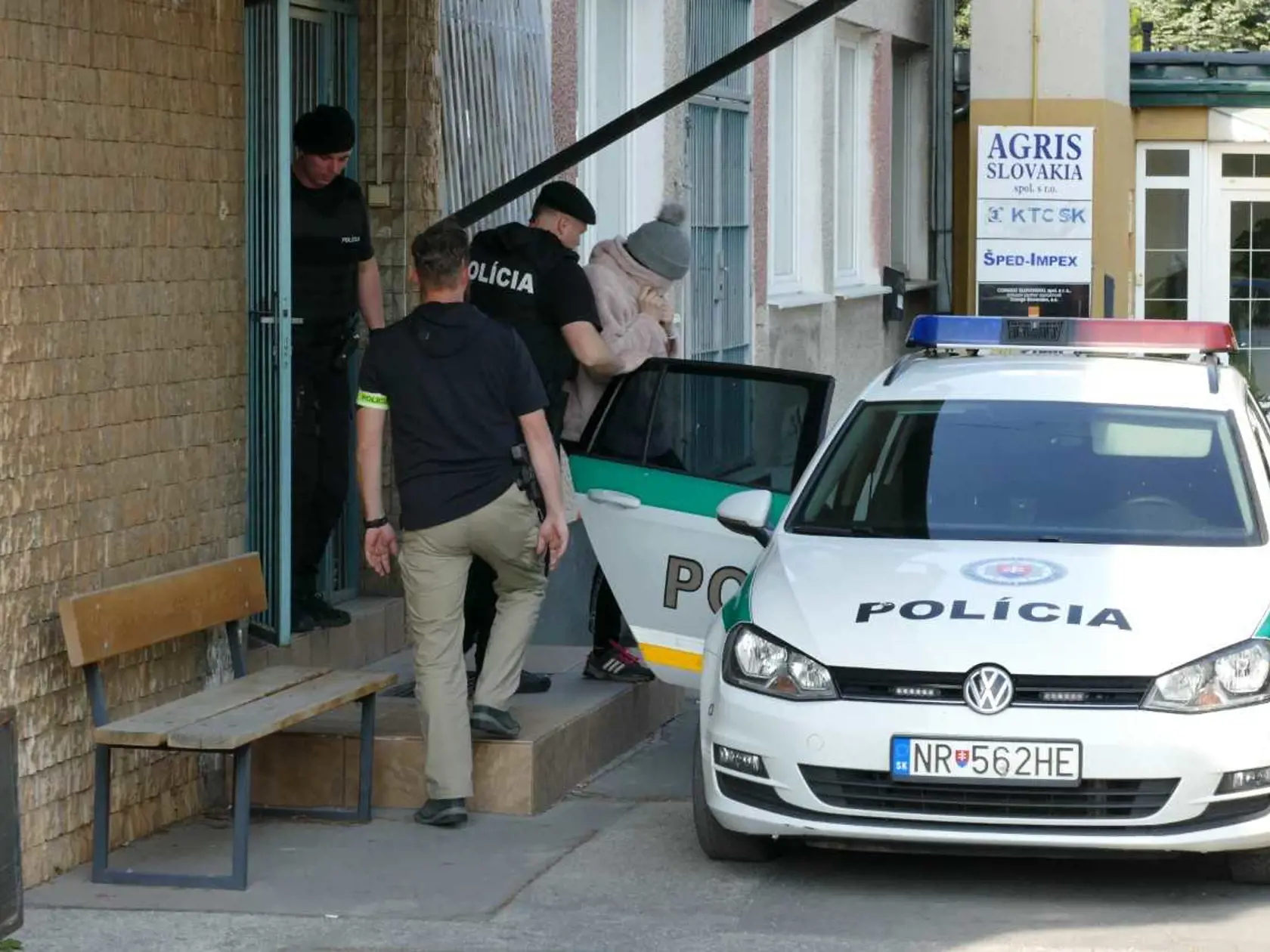 Alena Zsuzsovú po výsluchu na NAKA v Nitre.