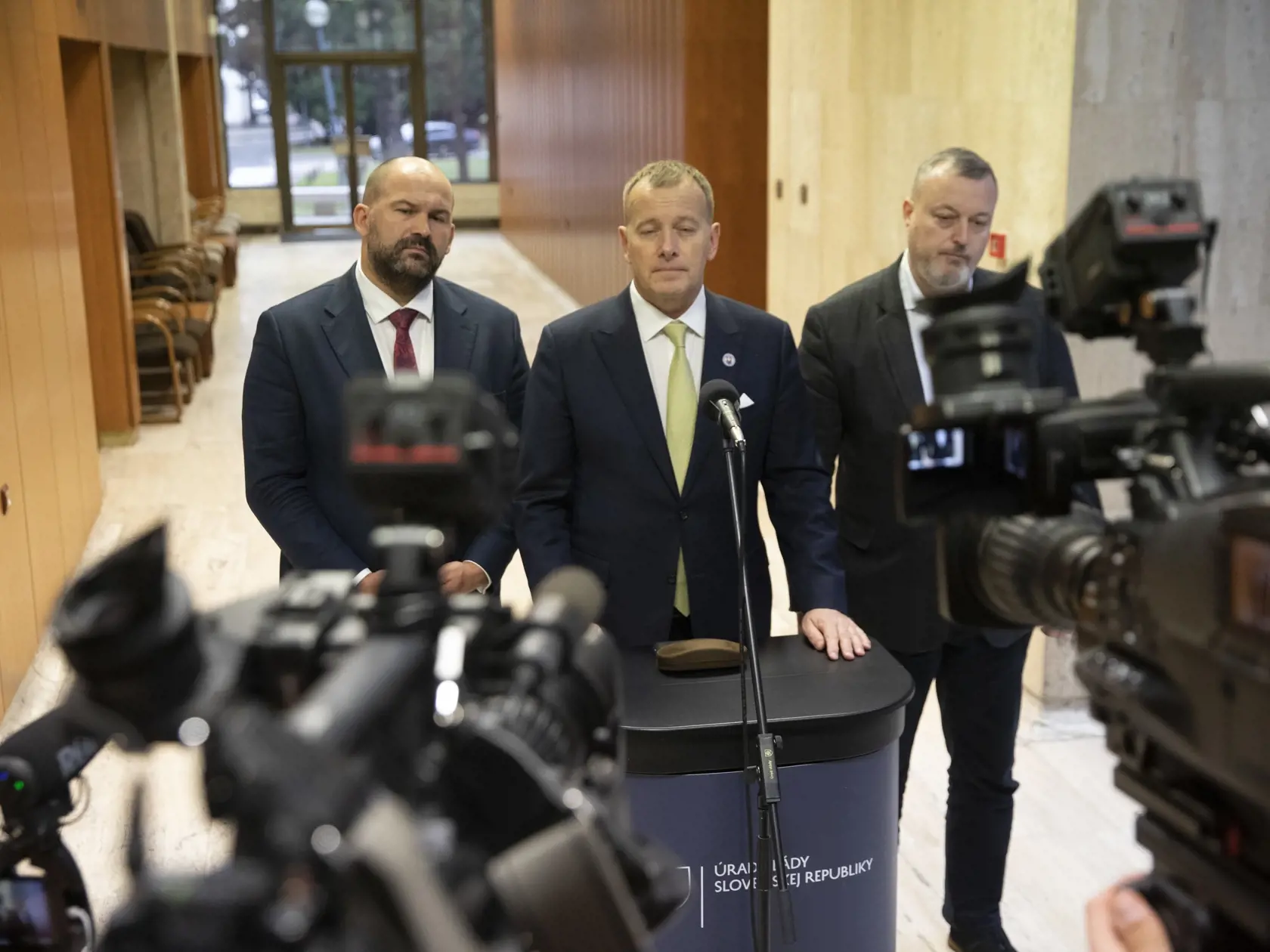 Na snímke je príchod politikov na rokovanie vlády o pdčasných voľbách.
SME Rodina: Peter Pčolinský, Boris Kollár, Milan Krajniak.