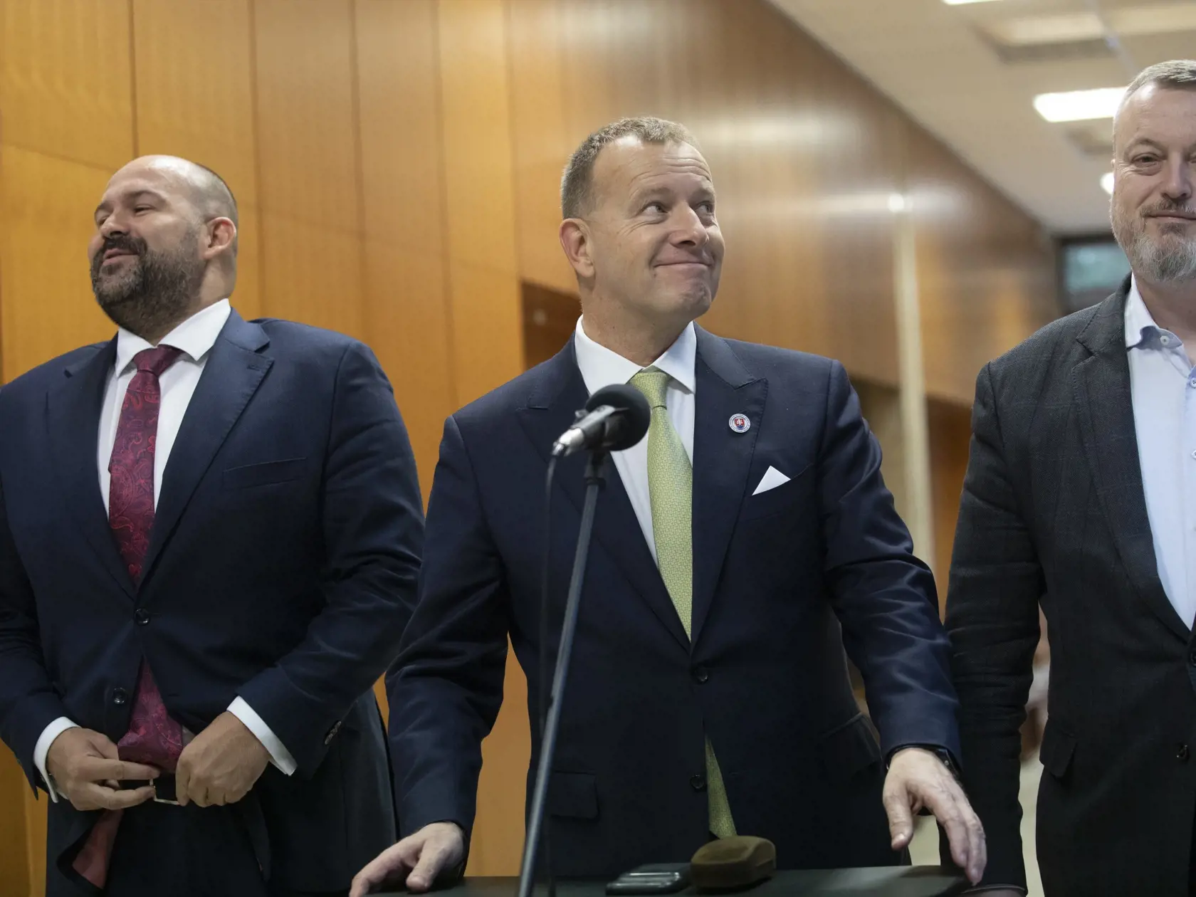 Na snímke je príchod politikov na rokovanie vlády o pdčasných voľbách.
SME Rodina: Peter Pčolinský, Boris Kollár, Milan Krajniak.