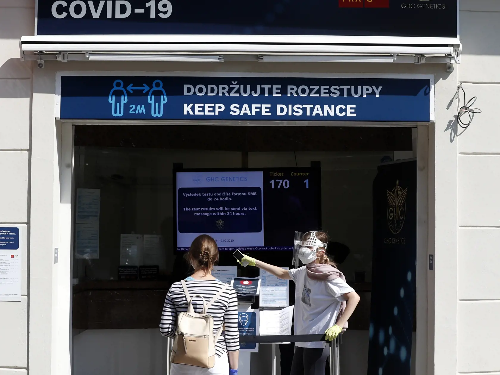 WA 6 Praha - Mladá žena čaka na test na ochorenie COVID-19 v Prahe v sobotu 12. septembra 2020.  Česko je vzhľadom na počet prípadov infikovaných na 100.000 obyvateľov treťou najviac zasiahnutou krajinou v EÚ po Španielsku a Francúzsku, uvádza portál ČT24. FOTO TASR/AP

A young woman waits to get tested for COVID-19 at a sampling station in Prague, Czech Republic, Saturday, Sept. 12, 2020. The coronavirus continues to spread rapidly in the Czech Republic, infecting a record number of people in o