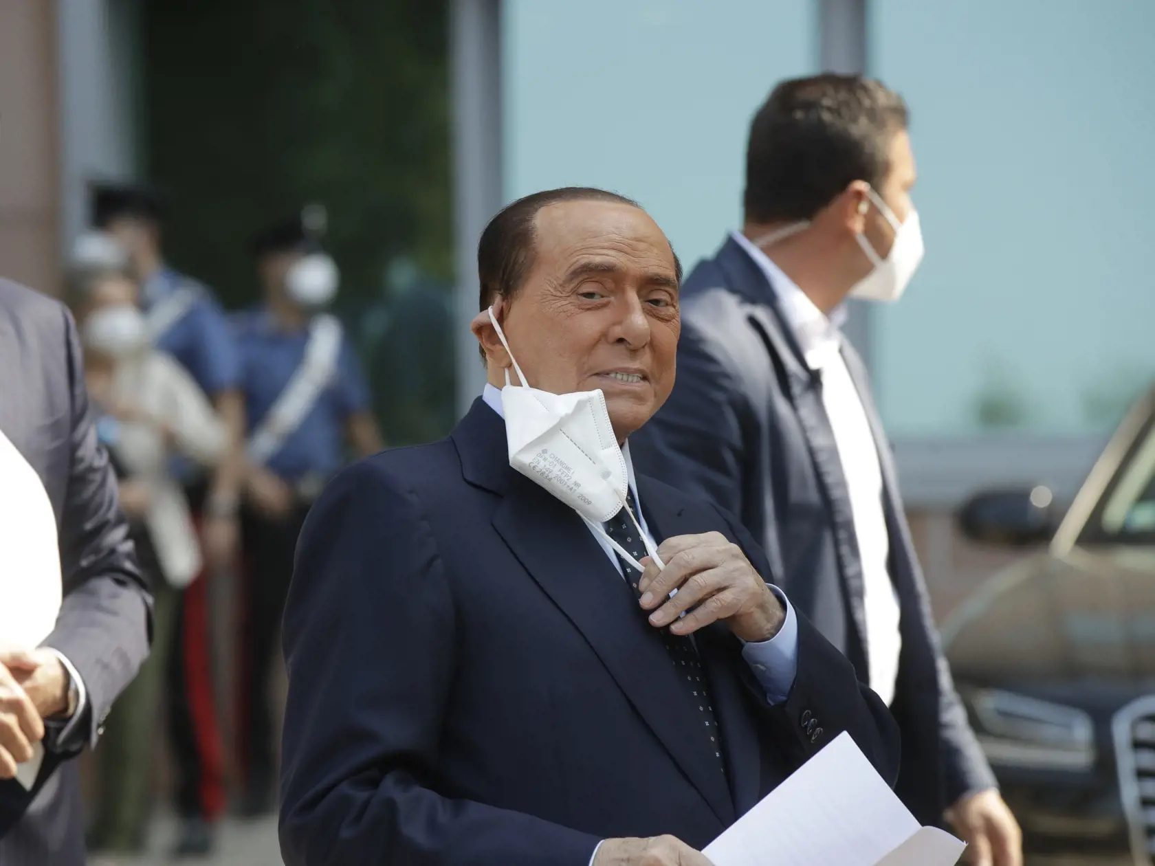WA 8 Miláno - Bývalý taliansky premiér a mediálny magnát Silvio Berlusconi si dáva dole z tváre ochranné rúško po prepustení z Nemocnice sv. Rafaela, kde bol po pozitívnom teste na nový koronavírus hospitalizovaný od začiatku septembra v Miláne v pondelok 14. septembra 2020. Podľa jeho slov bolo preňho "zotavenie sa z tohto ochorenia pravdepodobne najväčšou životnou skúškou". Hospitalizovali ho 3. septembra s obojstranným zápalom pľúc. Berlusconi, ktorý bude mať 29. septembra 84 rokov, mal pozit
