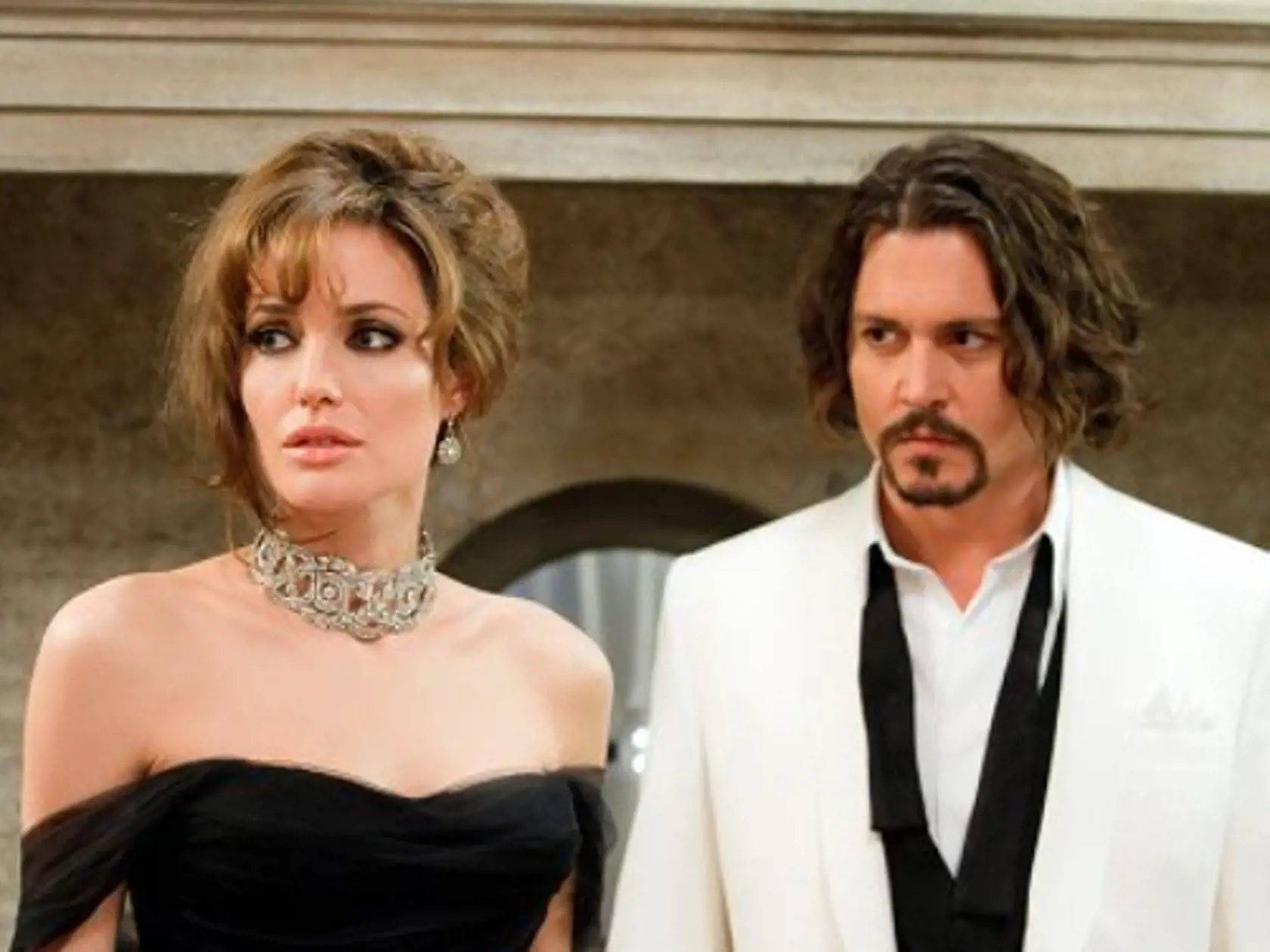 Angelina Jolie vo filme Cudzinec.