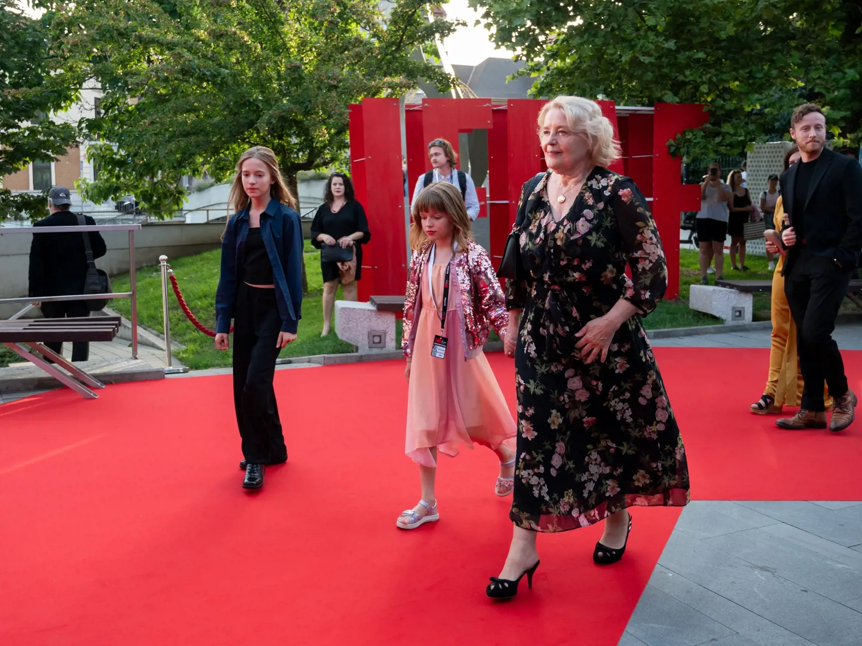 Na snímke slovenská herečka Magda Vášáryová s vnúčatami prechádza červeným kobercom počas otváracieho ceremoniálu 30. ročníka Medzinárodného filmového festivalu MFF Art Film Košice 2024, v Košiciach 21. júna 2024. FOTO TASR - Veronika Mihaliková