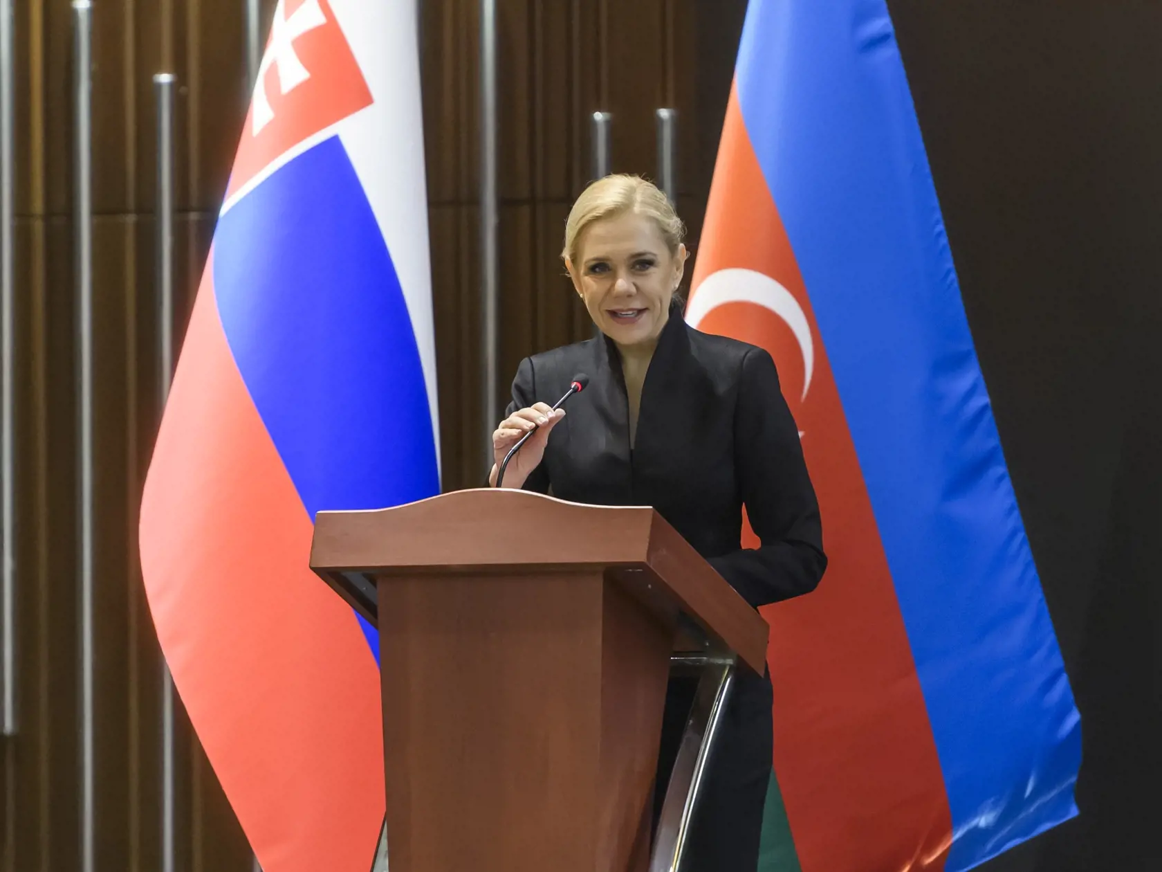 Premiér SR Robert Fico (Smer-SD) v pondelok 6. mája 2024 odcestoval na oficiálnu návštevu Azerbajdžanu. V utorok 7. mája sa v Baku stretne s prezidentom krajiny Ilhamom Alijevom, s ktorým bude rokovať o prehĺbení bilaterálnych vzťahov s dôrazom na ekonomickú spoluprácu. S predsedom vlády odcestovali na zahraničnú cestu aj ministerka hospodárstva Denisa Saková (Hlas-SD), minister zahraničných vecí Juraj Blanár a minister obrany Robert Kaliňák (obaja Smer-SD). Na snímke podpredsedníčka vlády a min