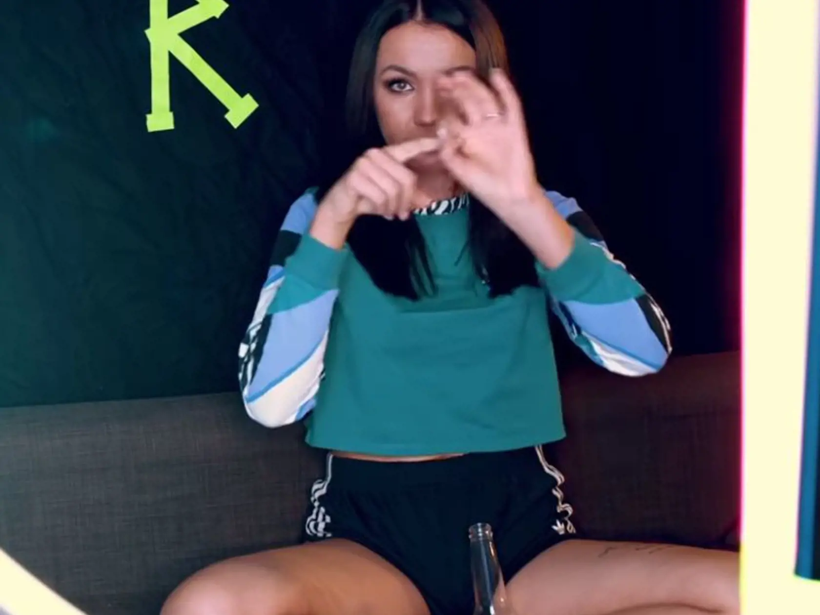 Vo videu ukázala aj gesto, ktoré sa používa na znázornenie pohlavného styku.
