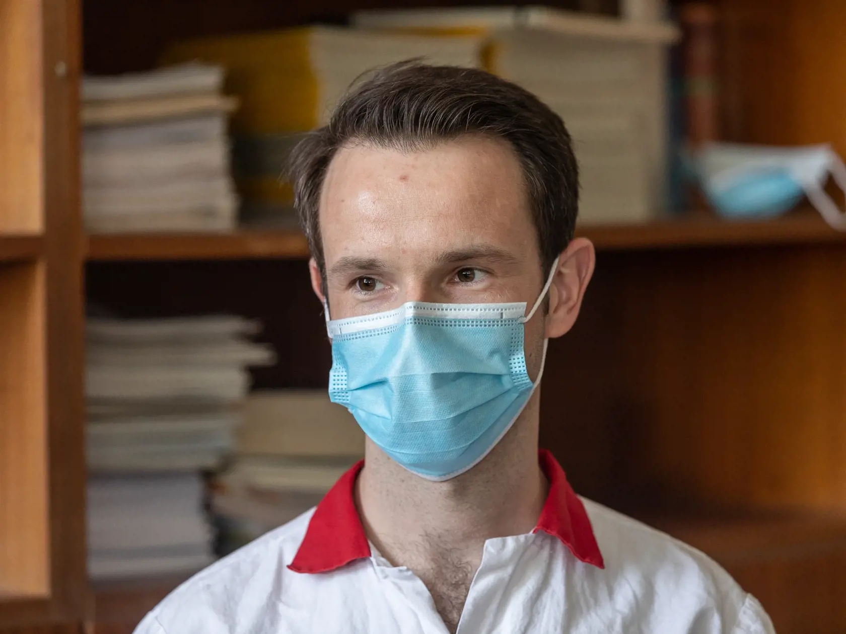 Infektológ Peter Sabaka, ktorý sa na Kramároch venuje pacientom s najťažším priebehom ochorenia COVID-19 má na podobné tvrdenia jednoznačnú odpoveď: „Neexistuje žiadny vedecký dôkaz, ktorý by takéto tvrdenia podporoval,“ povedal.