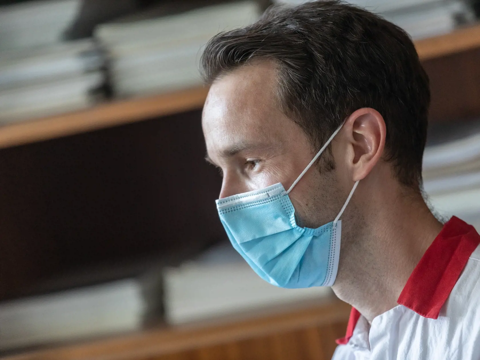 „Bežné chirurgické alebo látkové rúška sú vyrobené z omnoho tenšieho materiálu a nepriliehajú na tvár tak tesne ako respirátory a tie už vonkoncom nespôsobujú žiadne zdravotné následky, neobmedzujú dýchanie ani nespôsobujú otravu oxidom uhličitým, keďže oxid uhličitý a kyslík je tvorený veľmi malými molekulami, ktoré cez tieto látkové alebo bežné chirurgické rúška veľmi ľahko prejde," vysvetlil Sabaka.