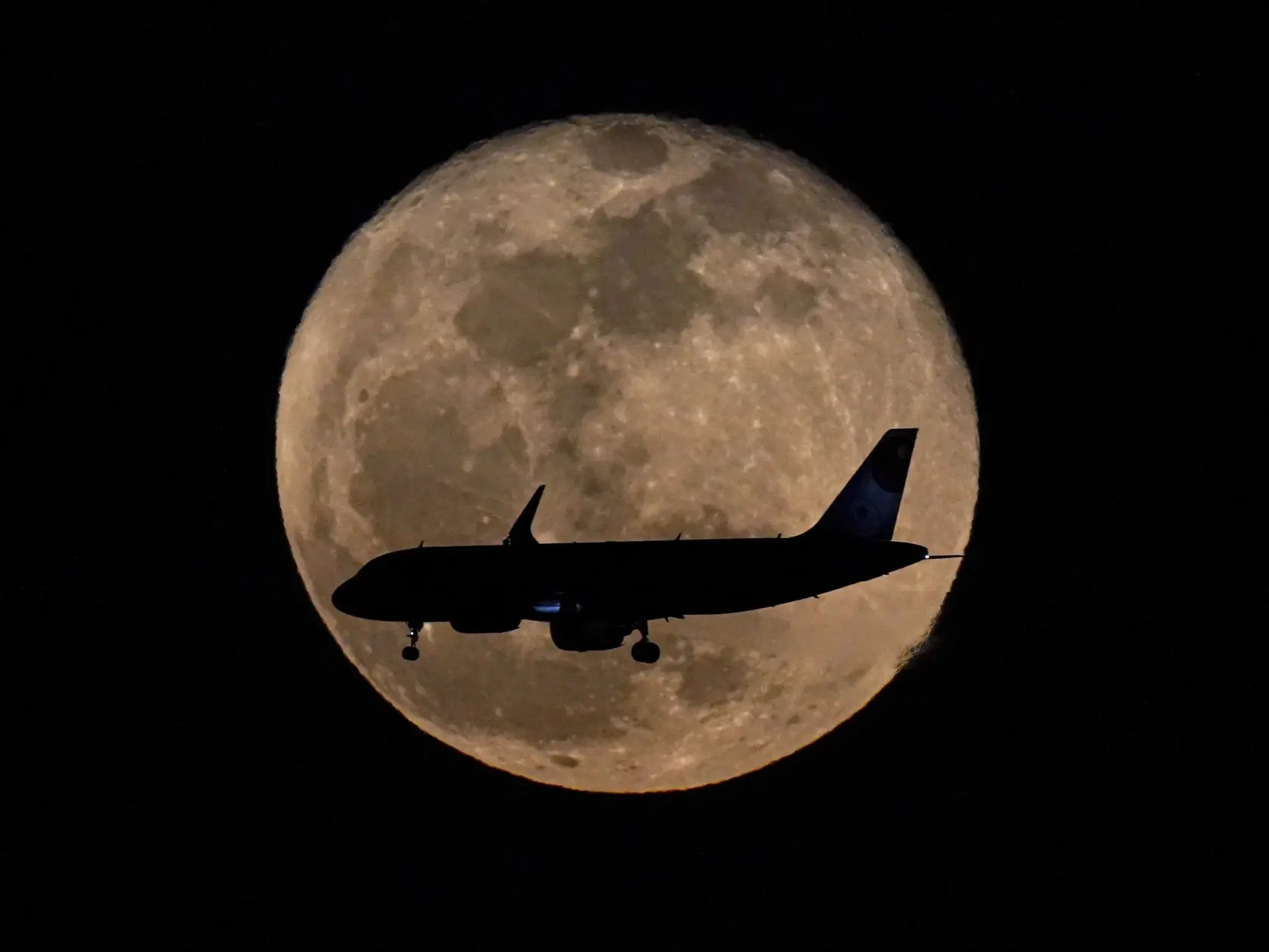 PK 11 Mexico City - Silueta lietadla je viditeľná pred Mesiacom v splne pred pristátím v Mexiko City v pondelok 16. mája 2022. FOTO TASR/AP

An airplane silhouetted by the full moon prepares to land at Benito Juarez International Airport in Mexico City, Monday, May 16, 2022. (AP Photo/Fernando Llano)