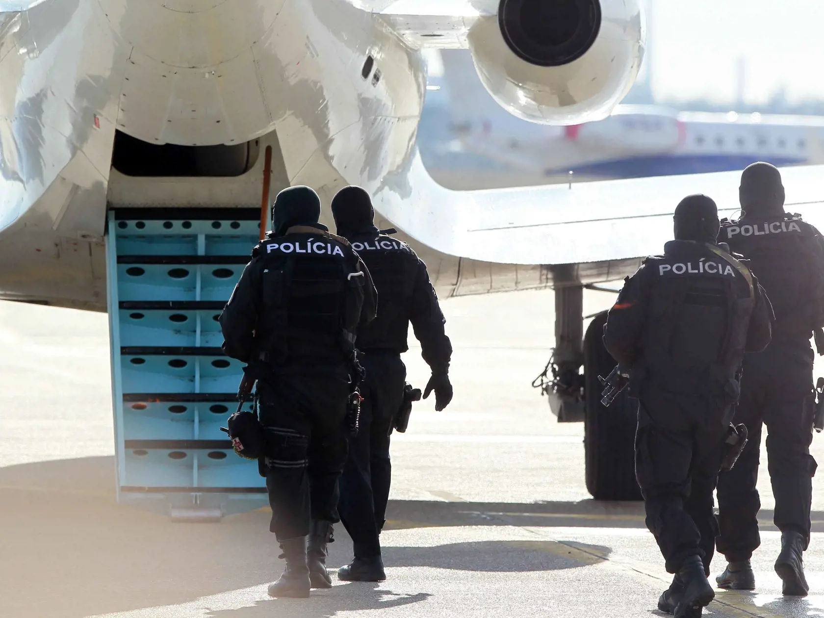 7.2.2013 - BRATISLAVA - Dnes lietadlo letky ministerstva vnútra pristálo na letisku M.R.Štefánika v Bratislave s obvineným Viliamom Mišenkmo