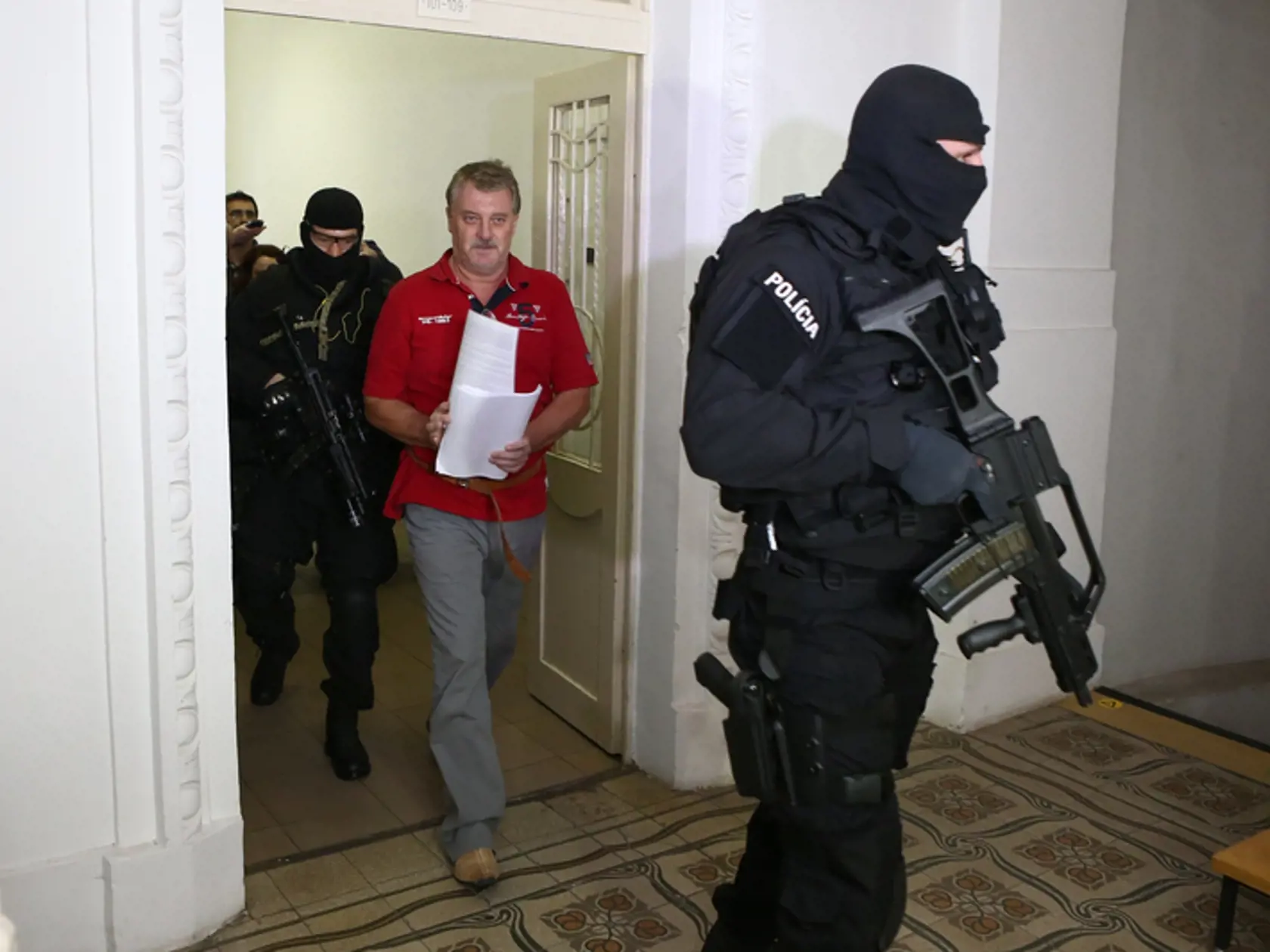 Viliam Mišenka na súde v Banskej Bystrici. Na tvári mal úsmev.