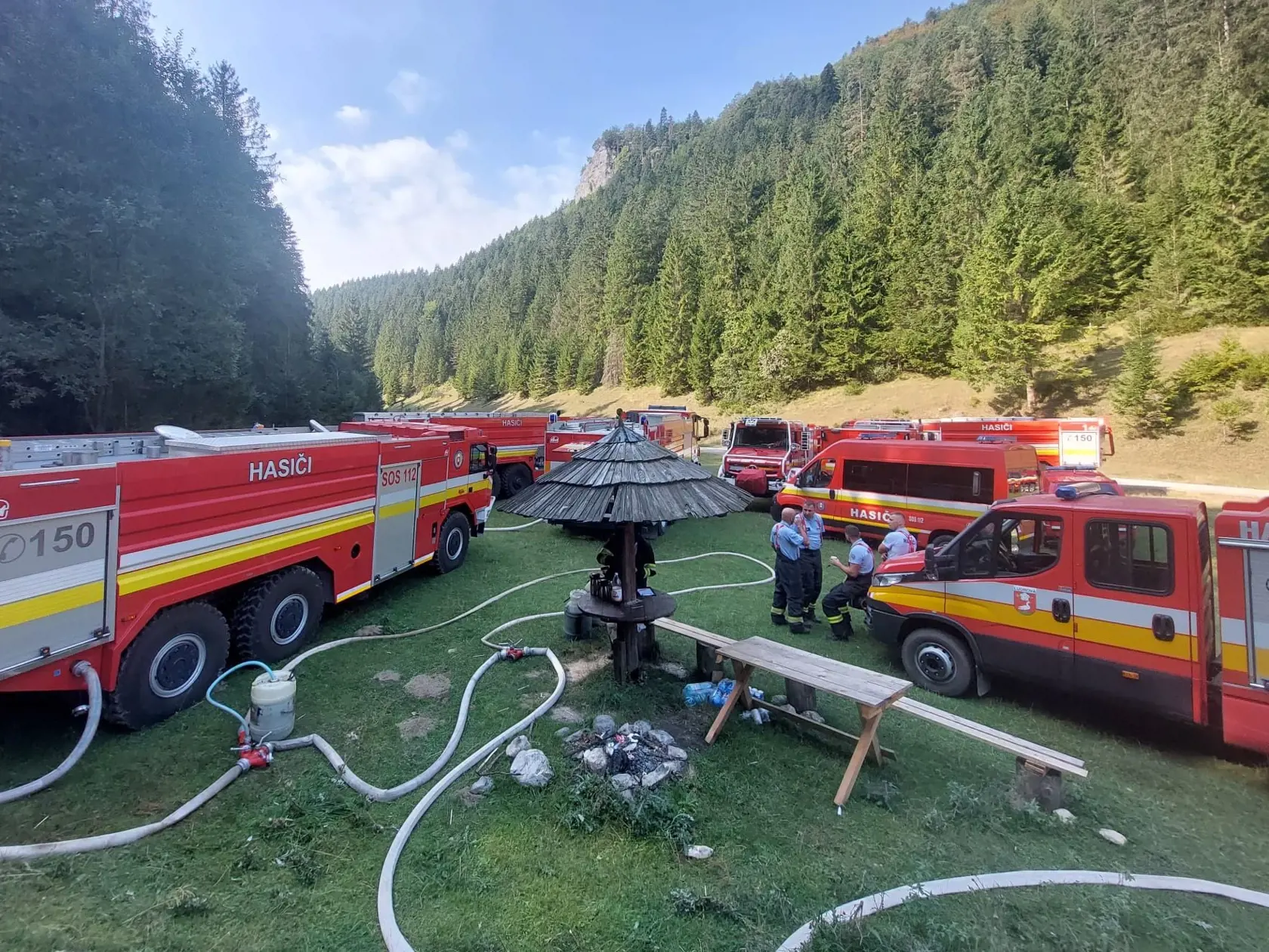 Na mieste požiaru v Ludrovskej doline zriadili riadiaci štáb