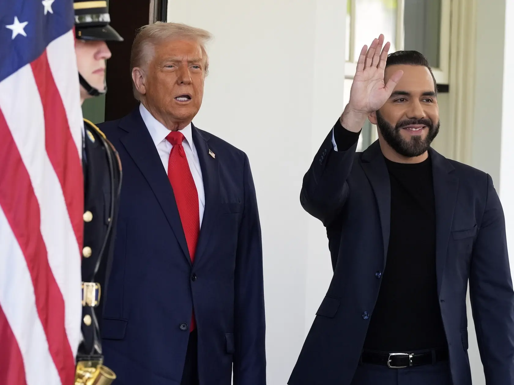 Americký prezident Donald Trump (vľavo) víta salvádorského prezidenta Nayiba Bukeleho pred ich stretnutím v Bielom dome vo Washingtone 14. apríla 2025. FOTO TASR/AP