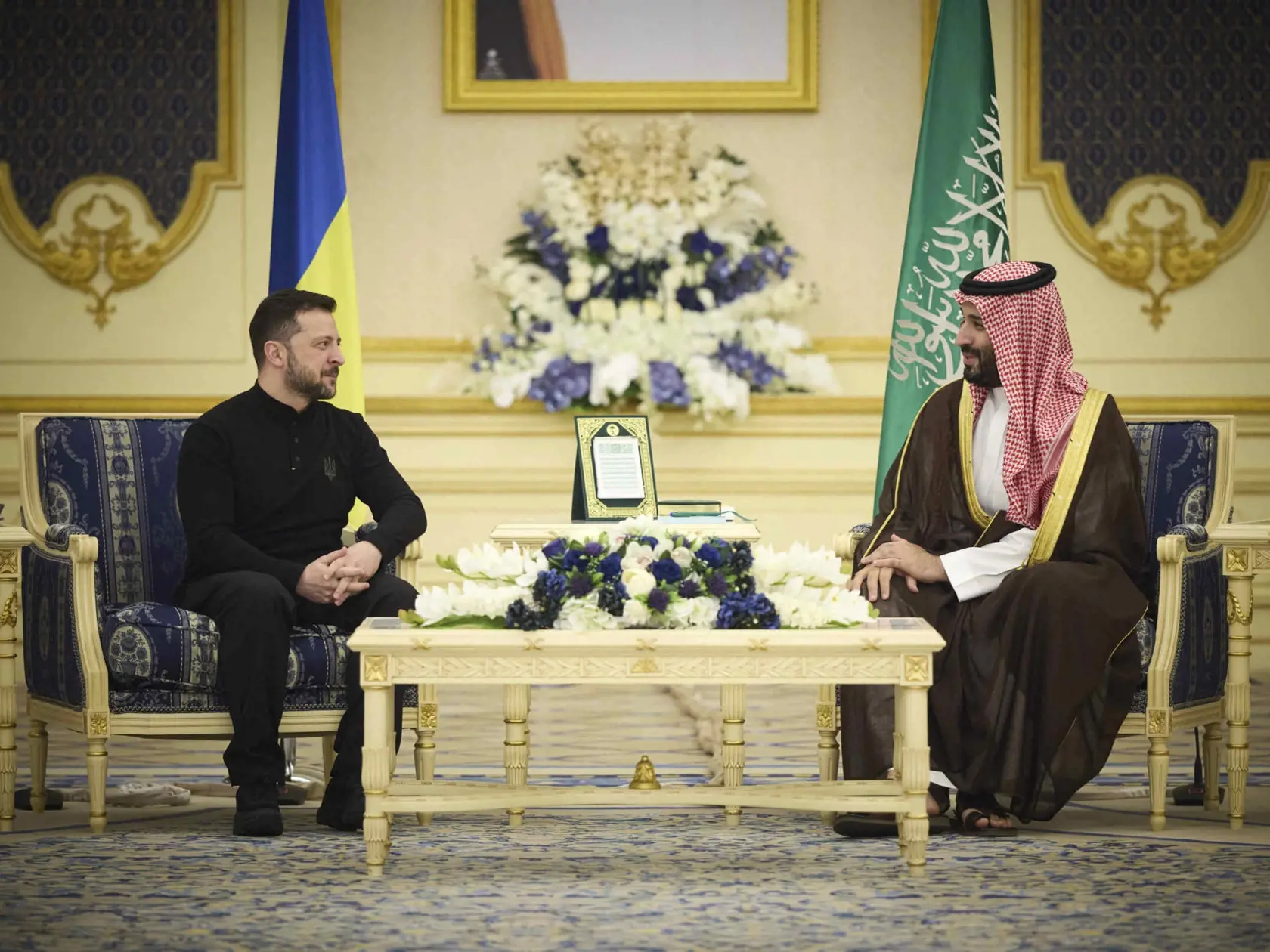 Ukrajinský prezident Volodymyr Zelenskyj a korunný princ Muhammad bin Salmán diskutujú počas ich stretnutia v Džidde v Saudskej Arábii.