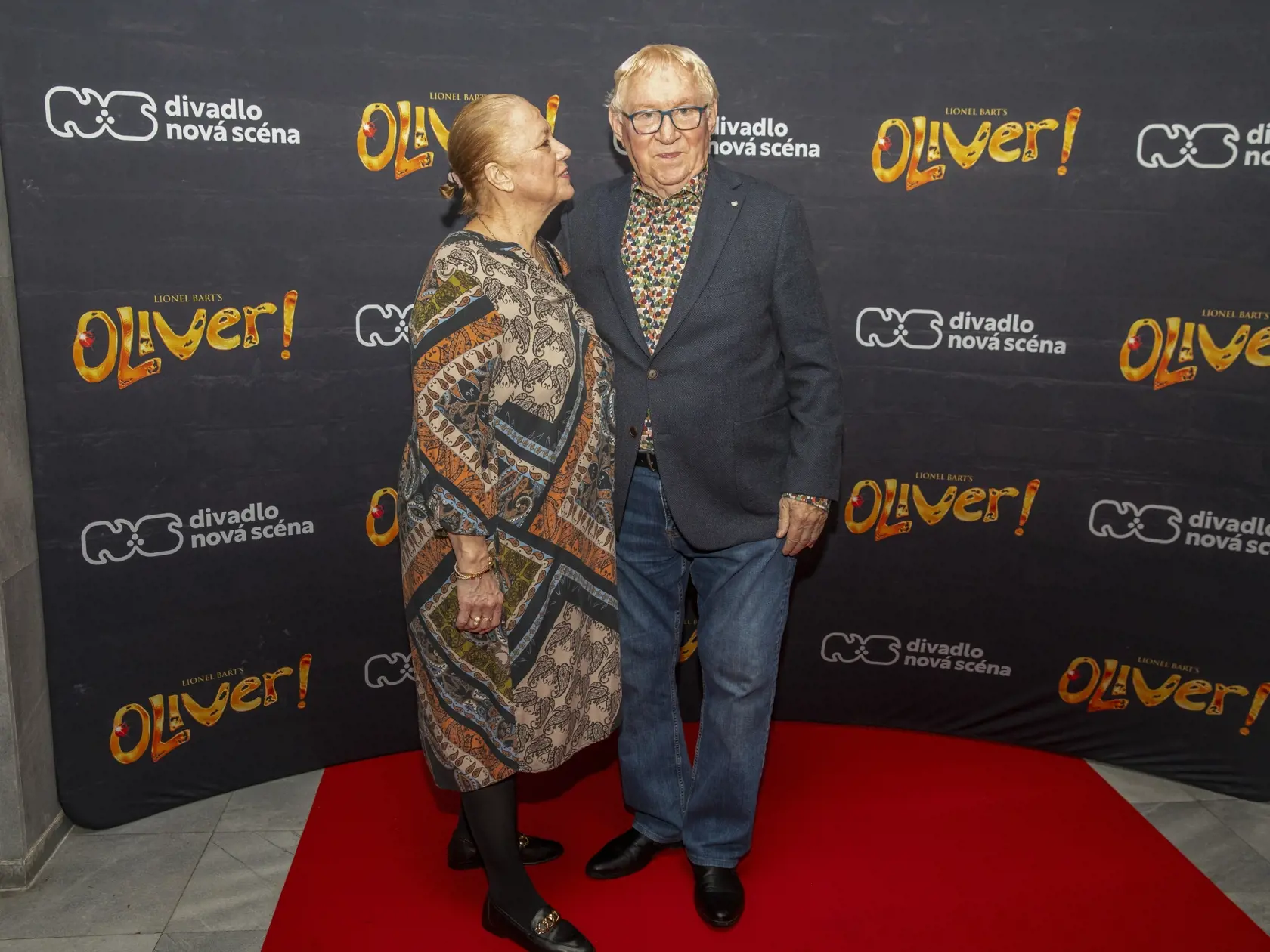  Na snímke je 2. večer premiéry muzikálu Oliver Twist v divadle Nová scéna.
Herec Karol Čálik s manželkou.