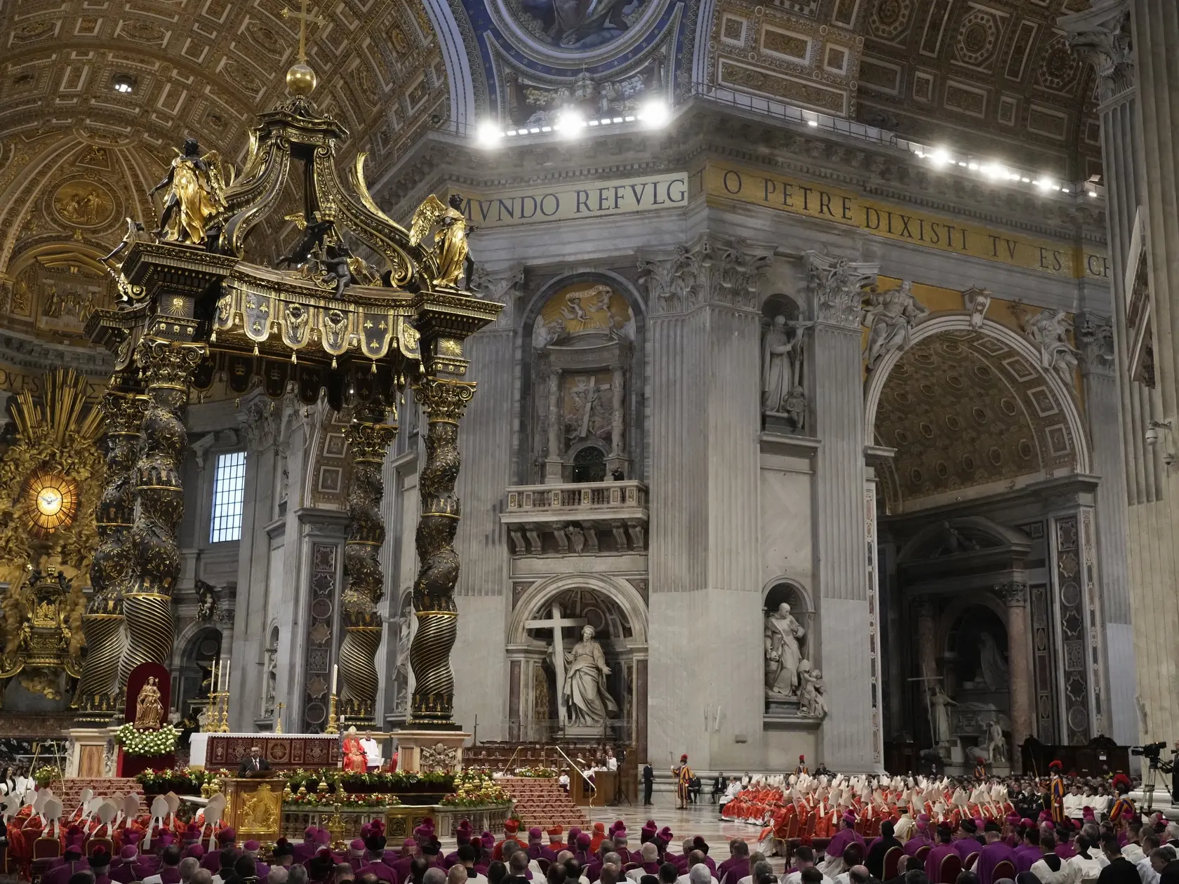 Na snímke kardináli sa účastnia  svätej omše za voľbu pápeža (Pro eligendo Romano Pontifice) v Bazilike sv. Petra vo Vatikáne v stredu 7. mája 2025.