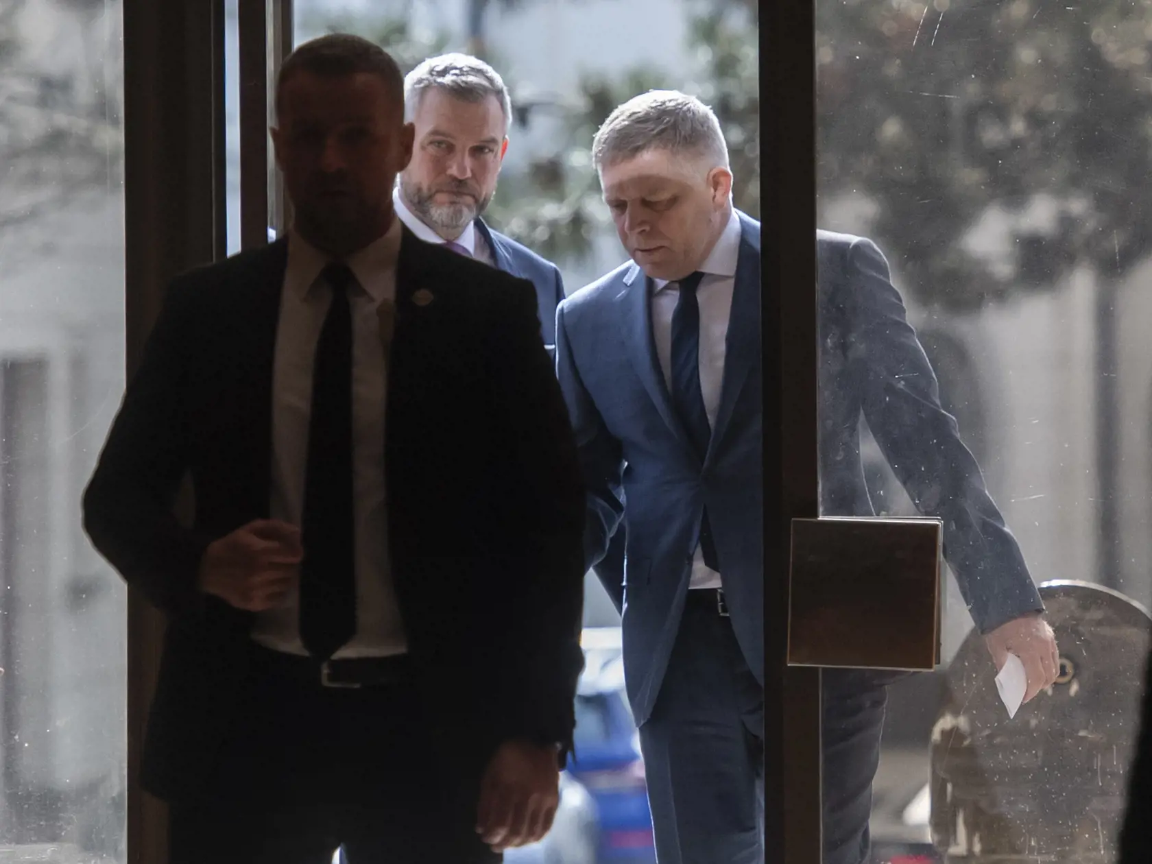 Robert Fico (Smer) a predseda NR SR Peter Pellegrini (Hlas) prichádzajú na 19. rokovanie vlády SR v pondelok 26. februára 2024 v Bratislave.