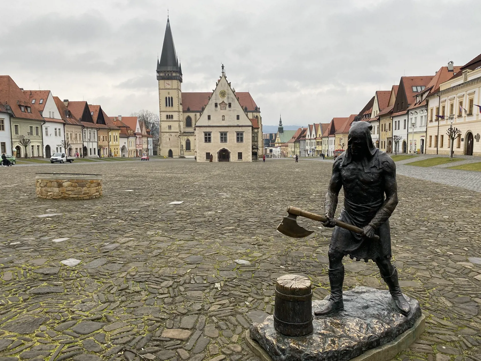 Socha kata zdobí bardejovské námestie od júla 2016. Je vysoká 190 cm a je umiestnená pred bardejovskými dominantami, goticko-renesančnou radnicou a Bazilikou Svätého Egídia. Neďaleko je aj Katov dom, kde kat býval a v kostole mal svoju lavicu.