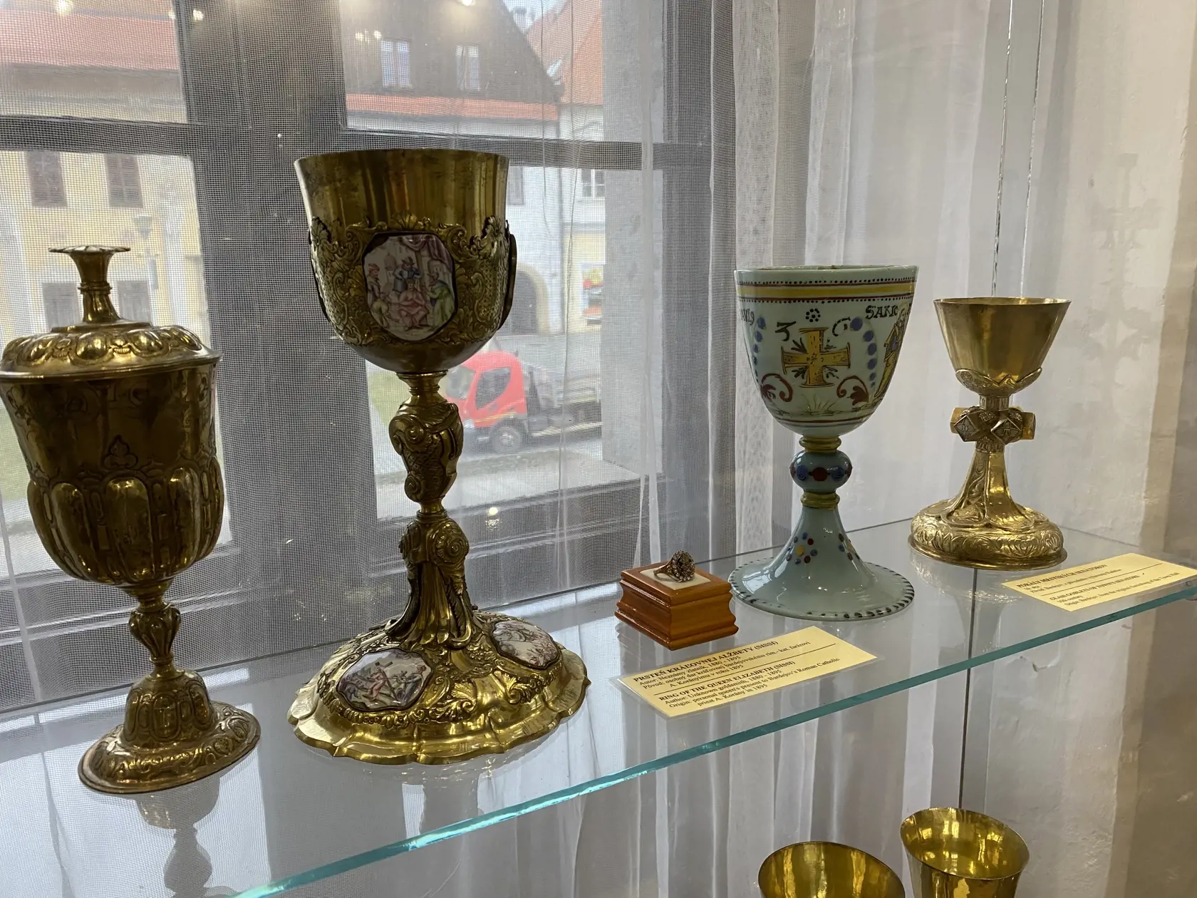 V tejto vitríne v expozícii Slobodné kráľovské mesto v Šarišskom múzeu v Bardejove, medzi pokálmi (pohármi a čašami) mestských senátorov, vystavujú Sissin prsteň.
