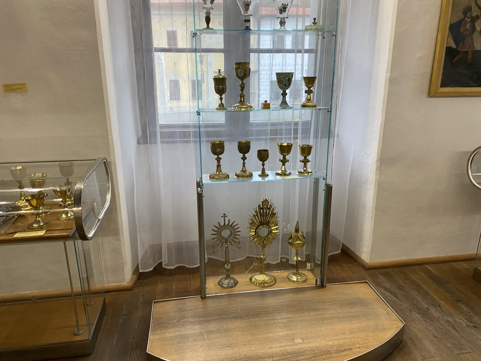 V tejto vitríne v expozícii Slobodné kráľovské mesto v Šarišskom múzeu v Bardejove, medzi pokálmi mestských senátorov, vystavujú Sissin prsteň.