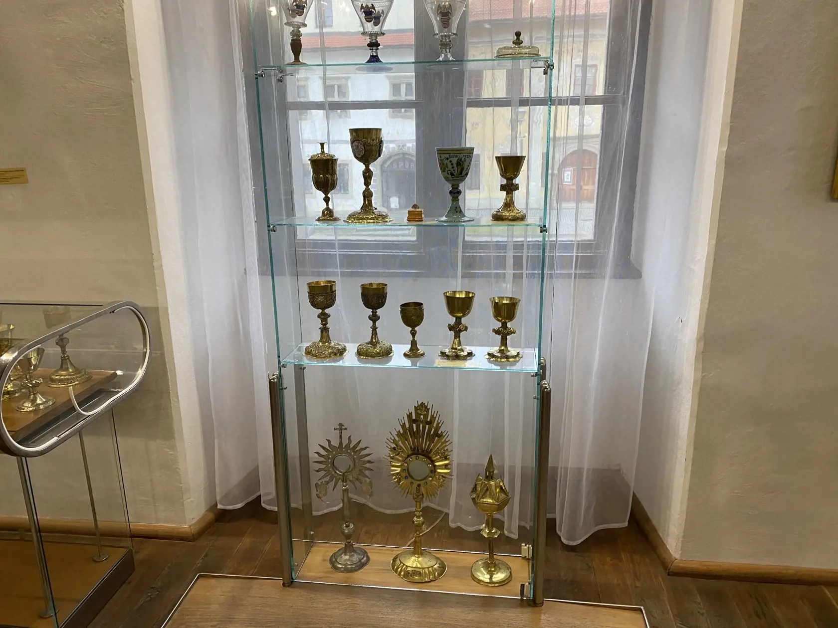 V tejto vitríne v expozícii Slobodné kráľovské mesto v Šarišskom múzeu v Bardejove vystavujú Sissin prsteň.