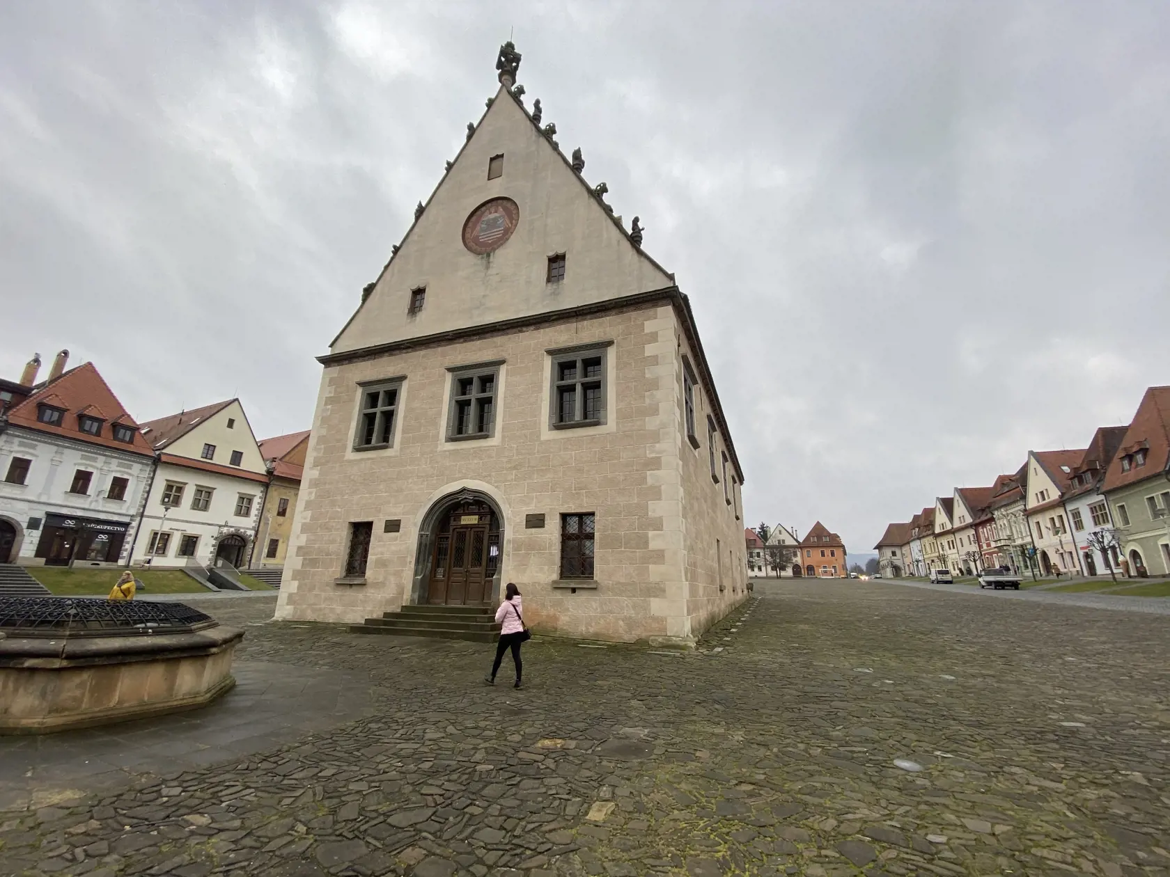 Bardejovská historická radnica slúži ako výstavná sieň Šarišského múzea v Bardejove. Stojí na námestí zapísanom v zozname kultúrneho dedičstva Unesco.