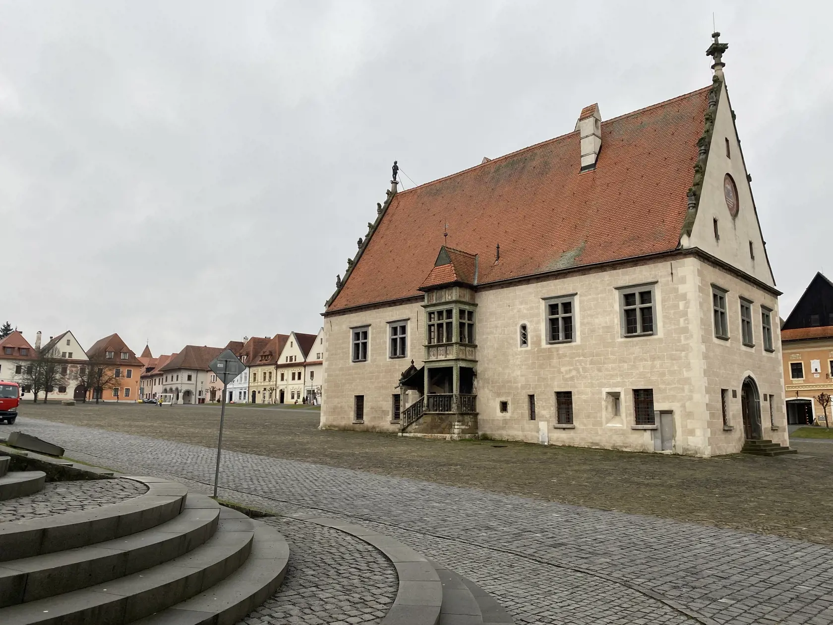 Bardejovská goticko-renesančná historická radnica slúži ako výstavná sieň Šarišského múzea v Bardejove. Stojí na námestí zapísanom v zozname kultúrneho dedičstva Unesco.