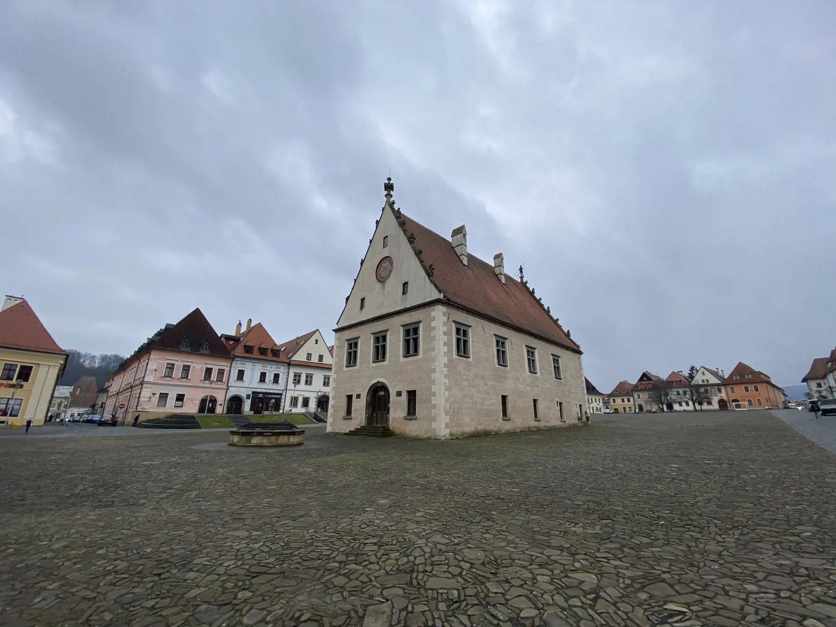 Bardejovská historická radnica slúži ako výstavná sieň Šarišského múzea v Bardejove. Stojí na námestí zapísanom v zozname kultúrneho dedičstva Unesco.