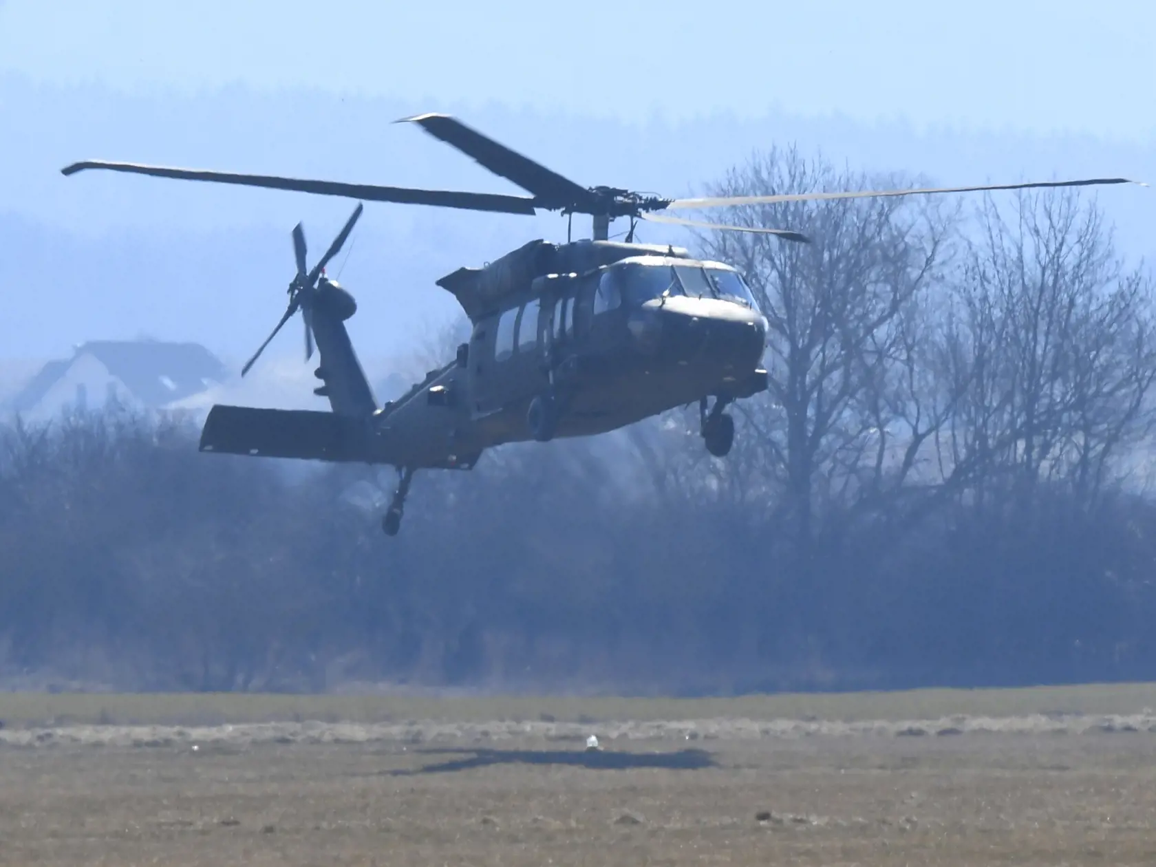 Na snímke pristávanie vrtuľníka Blackhawk na leteckej základni v Prešove 21. marca 2021.