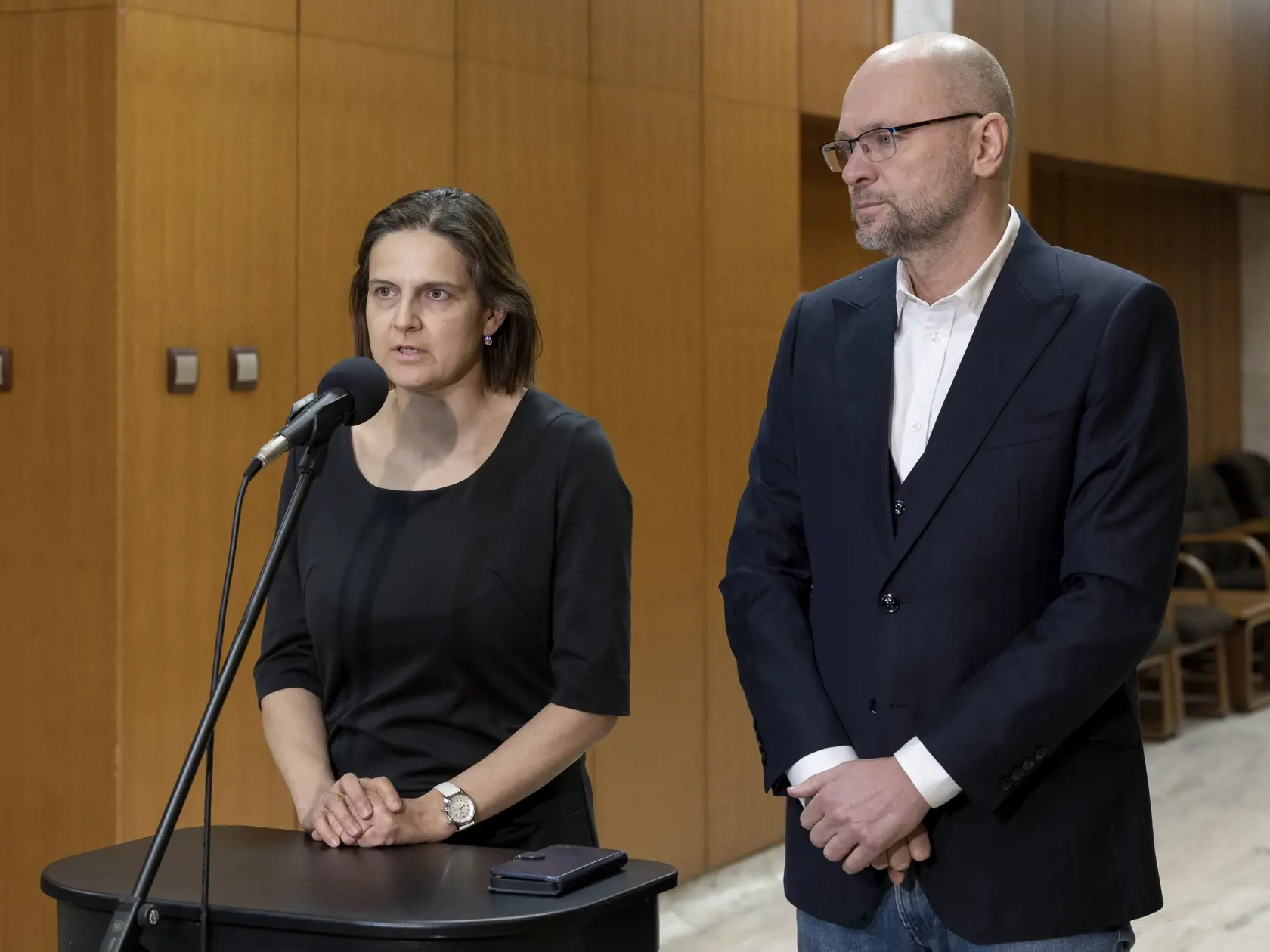 Rokovanie dočasne povereného premiéra Eduarda Hegera (OĽANO) so zástupcami strán bývalej koalície o skrártení volebného obdobia  uznesením Národnej rady SR. Na snímke je Mária Kolíková a Richard Sulík.