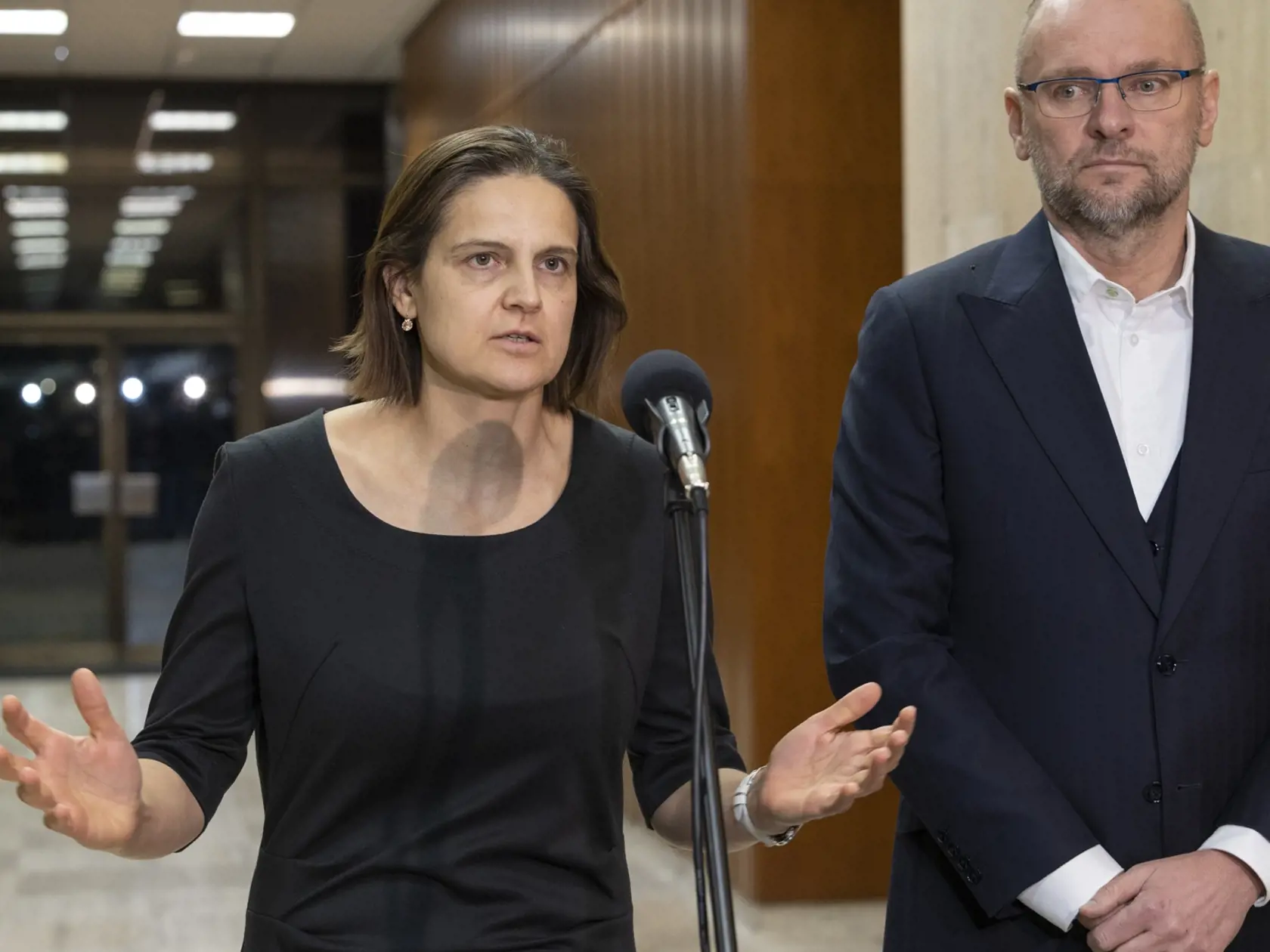 Rokovanie dočasne povereného premiéra Eduarda Hegera (OĽANO) so zástupcami strán bývalej koalície o skrártení volebného obdobia  uznesením Národnej rady SR. Na snímke je Mária Kolíková a Richard Sulík.