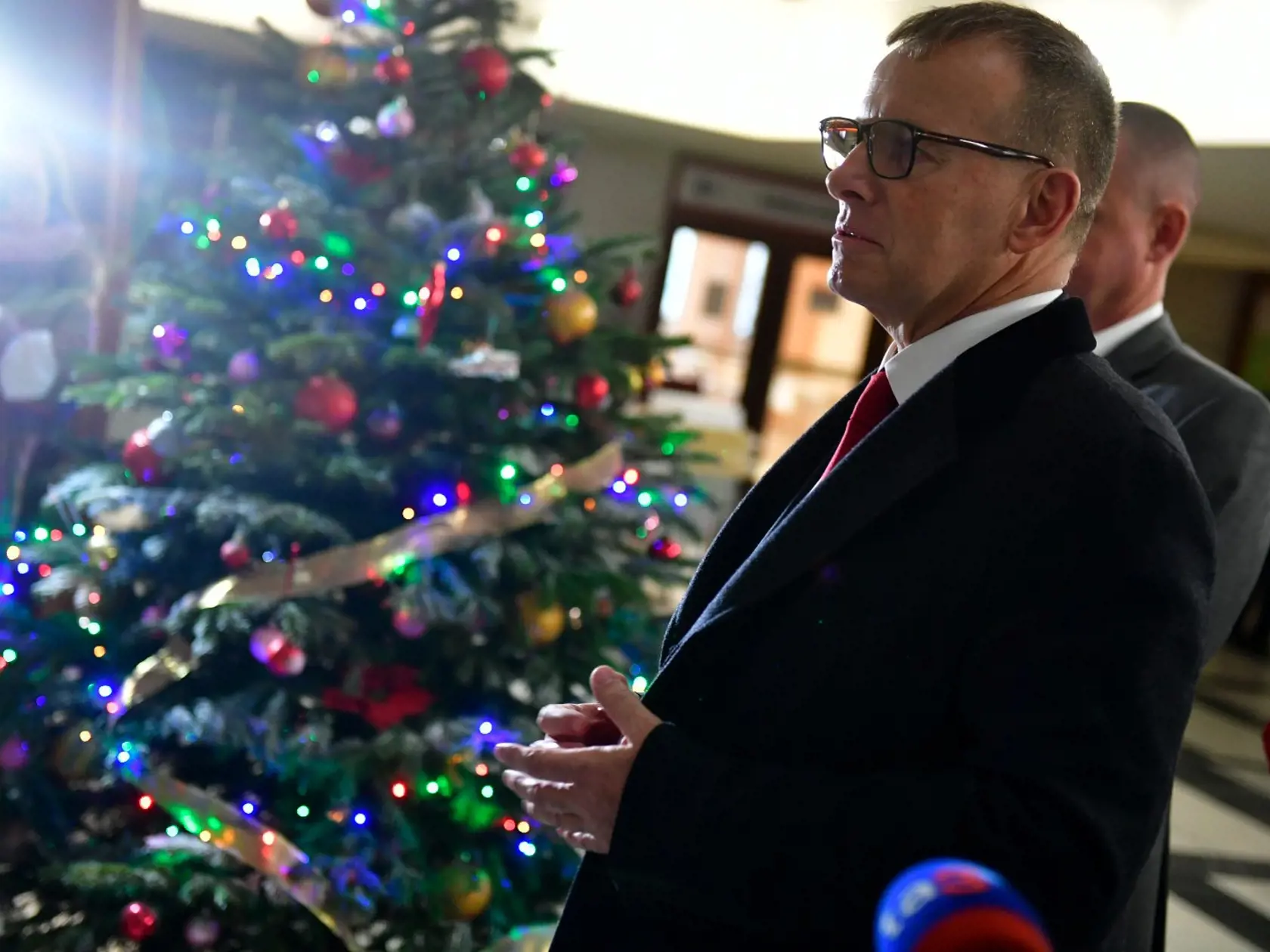 Predseda Národnej rady SR Boris Kollár (vpravo) hovorí počas navštevy zdravotníkov slúžiacich v Univerzitnej nemocnici Bratislava – Nemocnica akademika Ladislava Dérera v Bratislave na Štedrý deň v sobotu 24. decembra 2022.