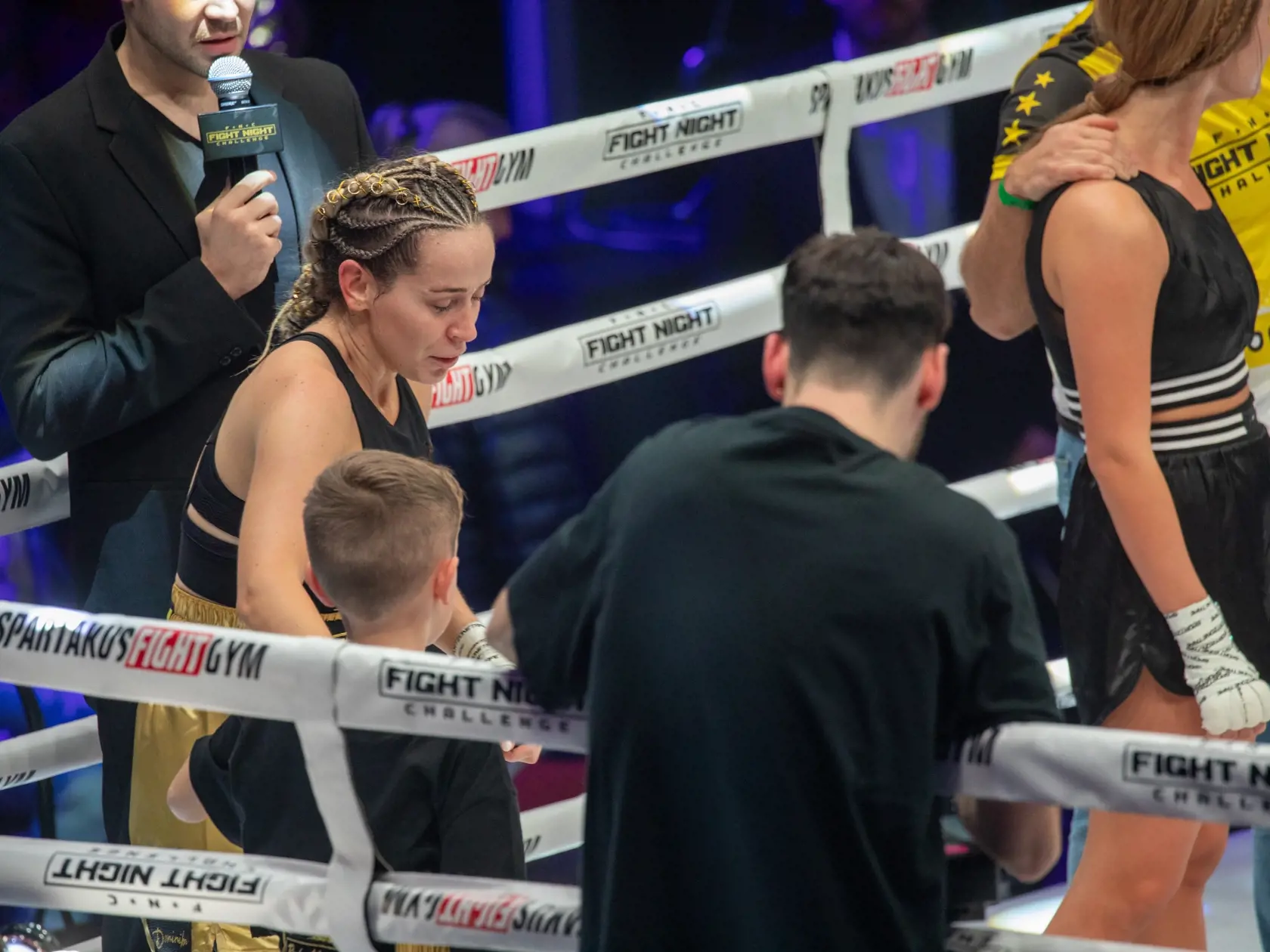 Na snímke je Fight Night Challenge. Ide o tretí turnaj organizácie FNC, ktorý sa konal v Brne. Zápasili skúsení bojovníci, no aj celebrity z hudobného priemyslu. Na fotke  je slovenská speváčka, hudobníčka Dominika Mirgová.
