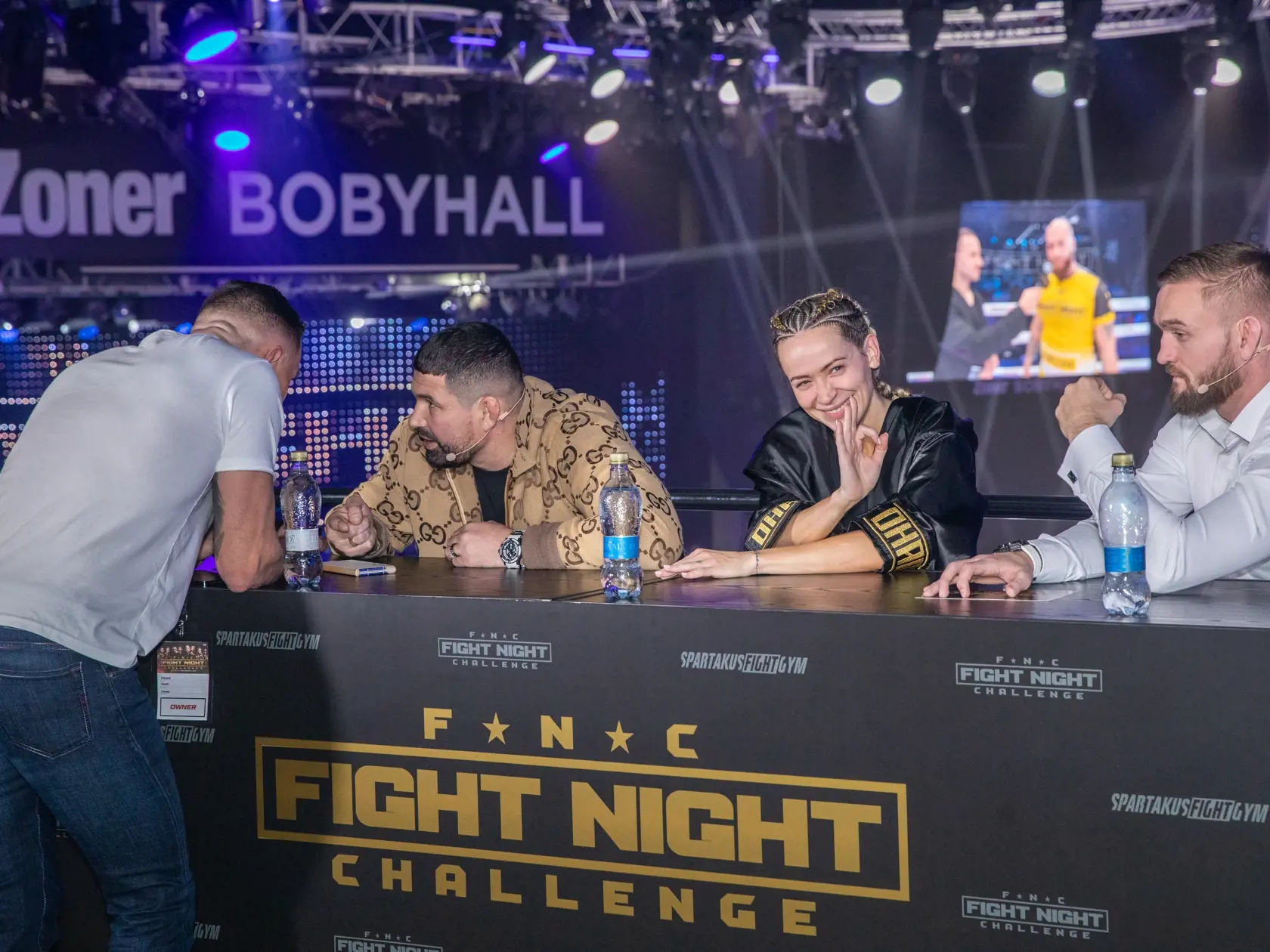 Na snímke je Fight Night Challenge. Ide o tretí turnaj organizácie FNC, ktorý sa konal v Brne. Zápasili skúsení bojovníci, no aj celebrity z hudobného priemyslu. Na fotke  je slovenská speváčka, hudobníčka Dominika Mirgová.