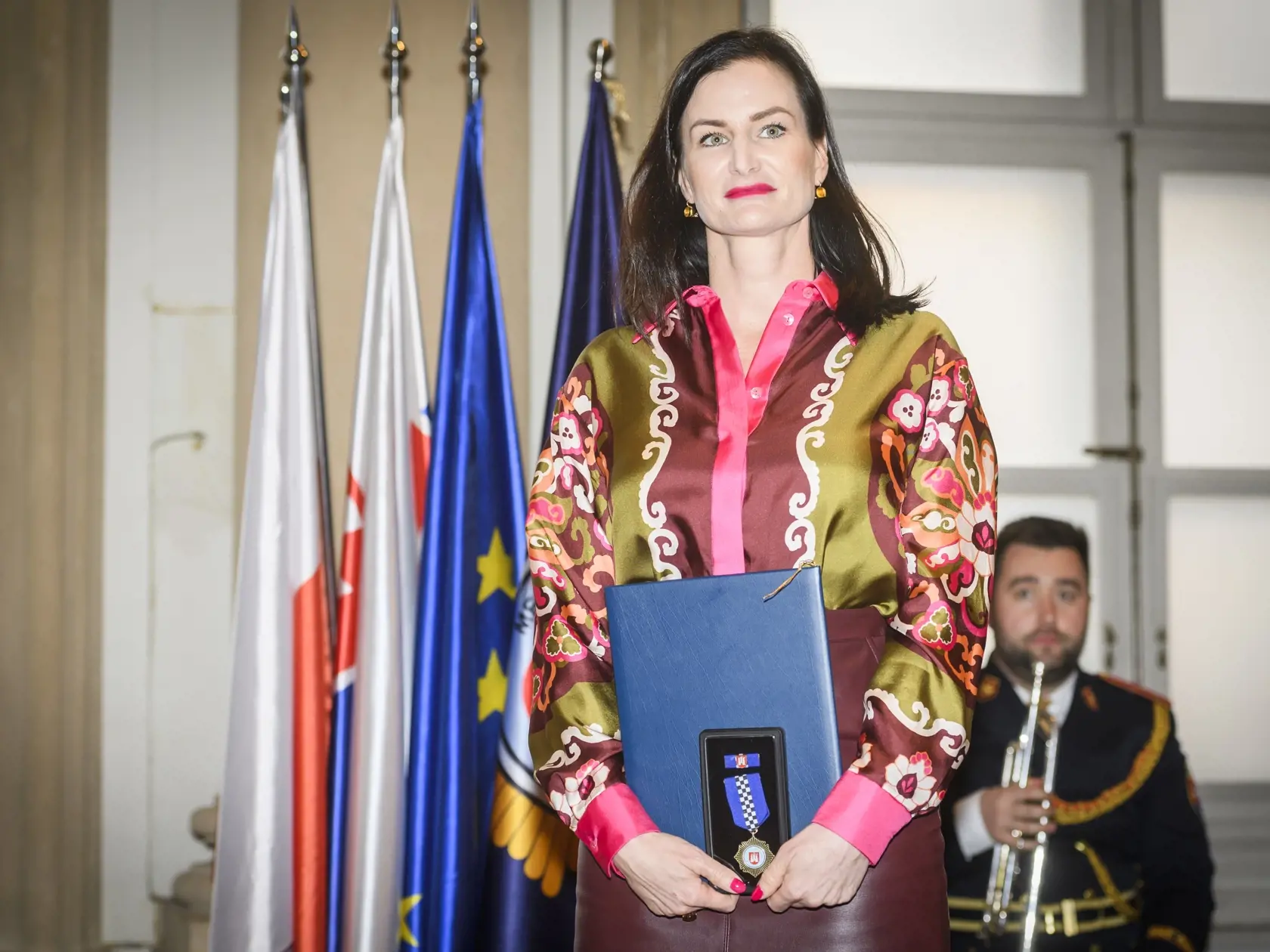 Michaela Kaňová, ocenená za mimoriadny prínos k rozvoju bezpečnosti v hlavnom meste a spoluprácu s Mestskou políciou Bratislava, pózuje počas oceňovania osobností, policajtov a policajtiek Mestskej polície Bratislava v Bratislave 26. februára 2024.