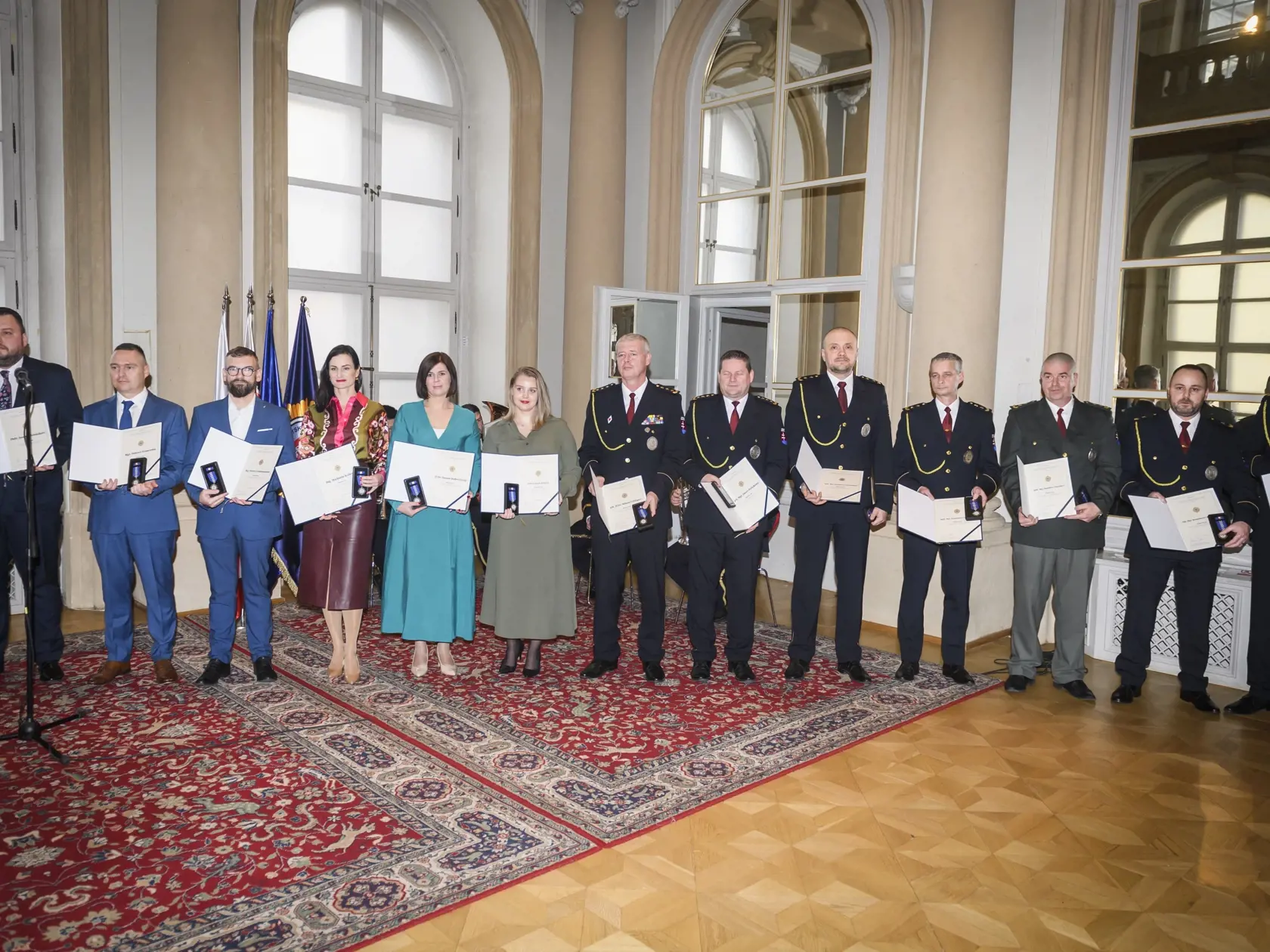 Ocenení za mimoriadny prínos k rozvoju bezpečnosti v hlavnom meste a spoluprácu s Mestskou políciou Bratislava počas oceňovania policajtov a policajtiek Mestskej polície Bratislava v Bratislave 26. februára 2024.