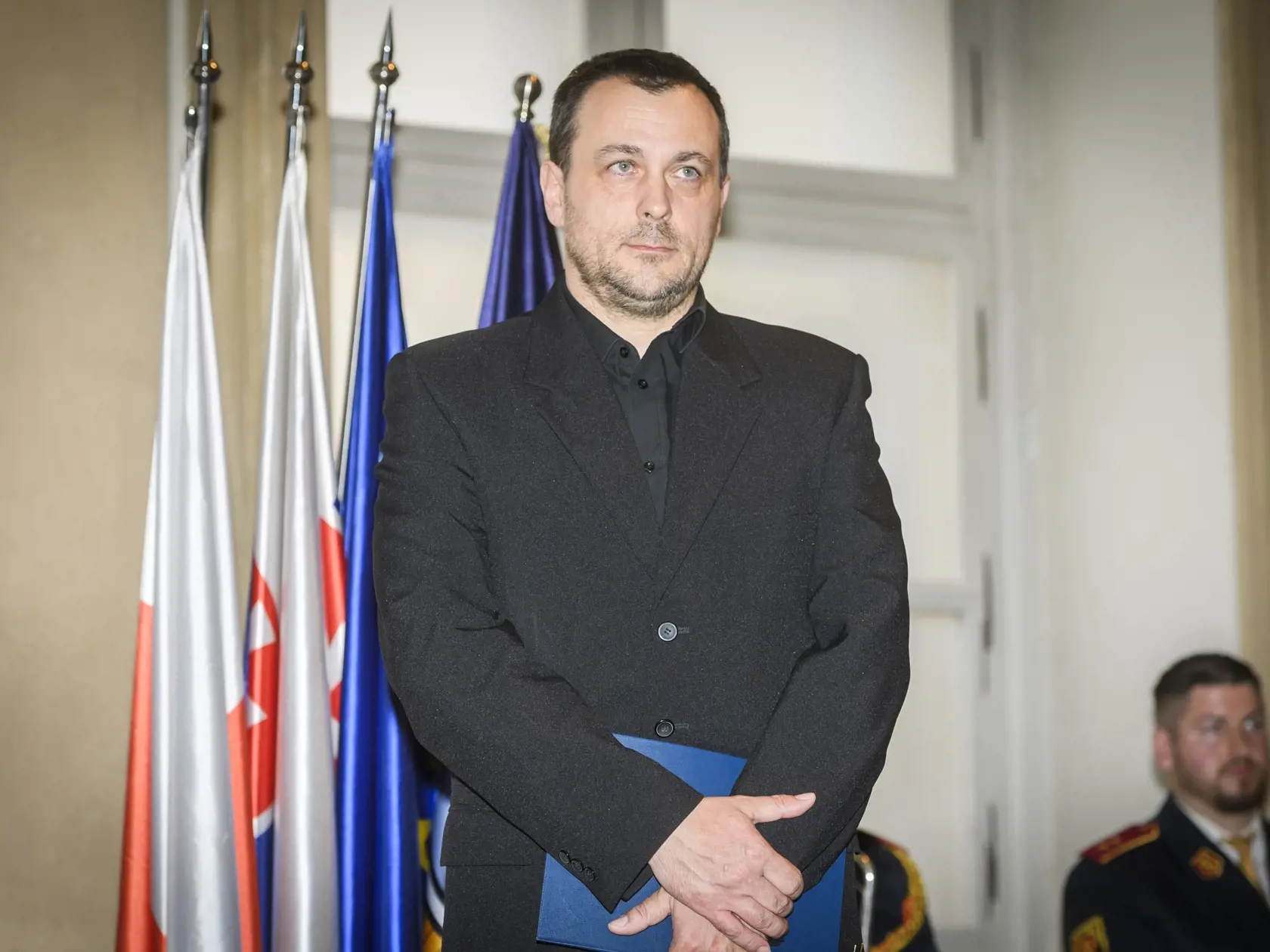 Erik Horváth, slúžiaci na Okresnom veliteľstve Bratislava I, bol členom hliadky, ktorá v októbri minulého roka bola operátorom záchrannej zdravotnej služby požiadaná o spoluprácu pri poskytnutí prvej pomoci len 19-ročnému mužovi, ktorý náhle odpadol v Starom Meste a nedýchal.