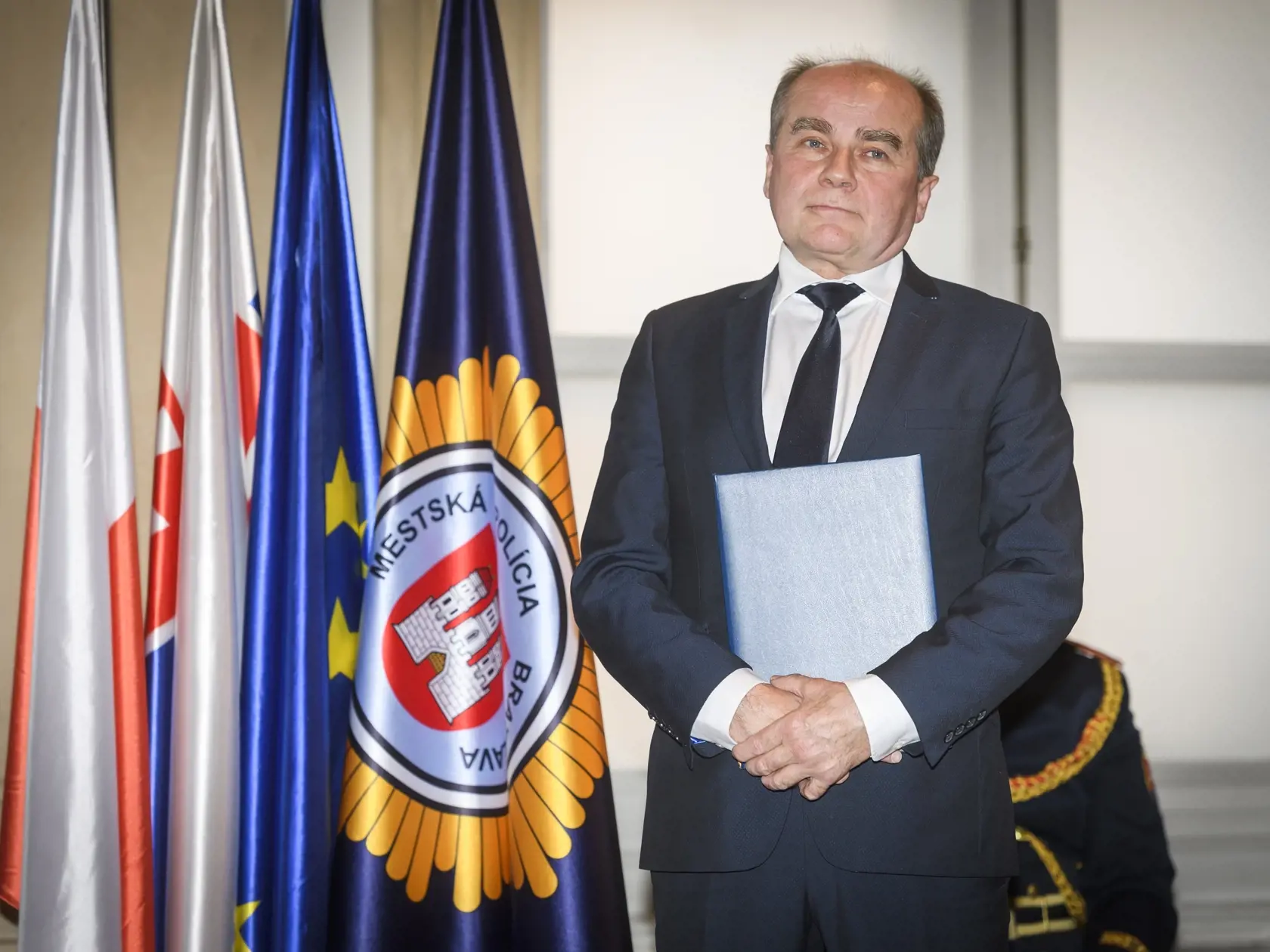 Bruno Welnitz, ocenený za výnimočný prínos k rozvoju bezpečnosti v hlavnom meste a dlhoročnú prácu pre jej obyvateľky a obyvateľov, pózuje počas oceňovania osobností, policajtov a policajtiek Mestskej polície Bratislava v Bratislave 26. februára 2024.