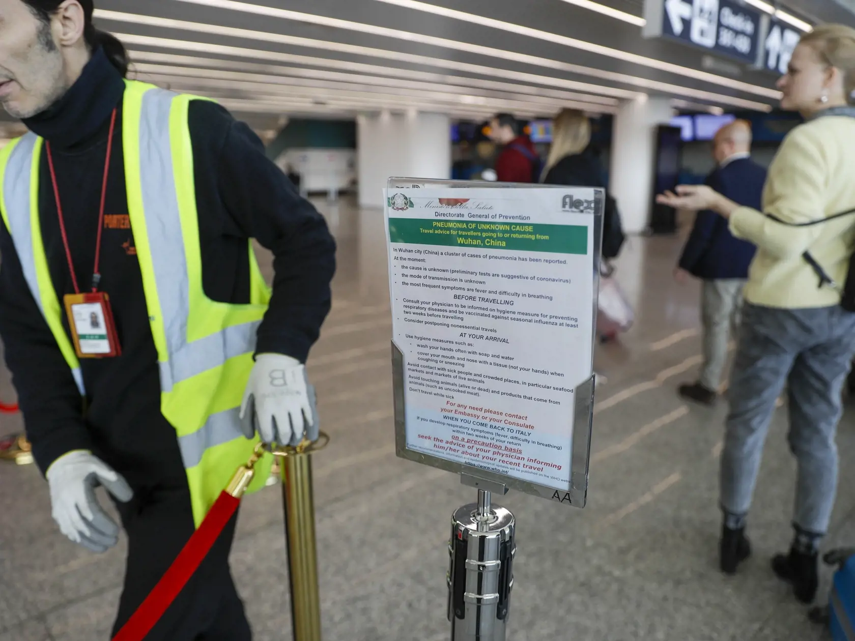 WA 18 Rím - Na snímke je oznam o preventívnych opatreniach pre cestujúcich do čínskeho mesta  Wu-chan na rímskom medzinárodnom letisku Fiumicino v utorok 21. januára 2020. Na šesť stúpol v utorok počet obetí nákazy spôsobenej v Číne novým vírusom podobným SARS, informovala agentúra AFP. Tento nový, doteraz neznámy vírus spôsobujúci zápal pľúc sa prenáša  z človeka na človeka. Úrady vo Wu-chane, ktorý je predpokladaným zdrojom nákazy, zakázali turistom opustiť územie tohto mesta. Mesto takisto um