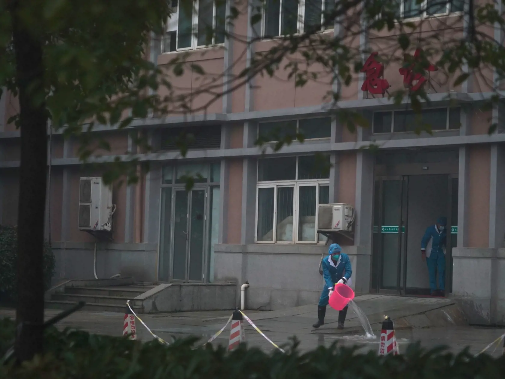 WA 33 Wu-chan - Pracovník dezinfikuje vstup na urgentný príjem nemocnice, v ktorej sú hospitalizovaní pacienti nakazení novým vírusom podobným SARS v čínskom meste Wu-chan v stredu 22. januára 2020. Na 17 mŕtvych sa zvýšil počet obetí nového koronavírusu podobného pôvodcovi ochorenia SARS, ktorý sa šíri z Číny a dosiaľ sa ním nakazili stovky ľudí. Oznámili to predstavitelia čínskej provincii Chu-pej, ktorého metropola Wu-chan je epicentrom vírusu, informovala agentúra AFP. Počet ľudí infikovanýc
