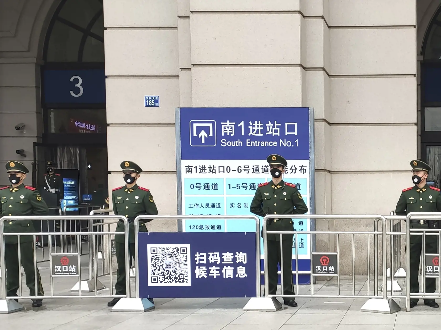 KK16 Wu-chan - Policajti hliadkujú pred vstupom na uzavretú železničnú stanicu Hankou v čínskom meste Wu-chan 23. novembra 2020. Čína uzatvorí 11-miliónové mesto Wu-chan - epicentrum výskytu nového koronavírusu, na ktorý doposiaľ zomrelo už 17 ľudí a takmer 600 sa nakazilo. FOTO TASR/AP
Paramilitary police stand guard at an entrance to the closed Hankou Railway Station in Wuhan in central China's Hubei Province, Thursday, Jan. 23, 2020. China closed off a city of more than 11 million people Thur