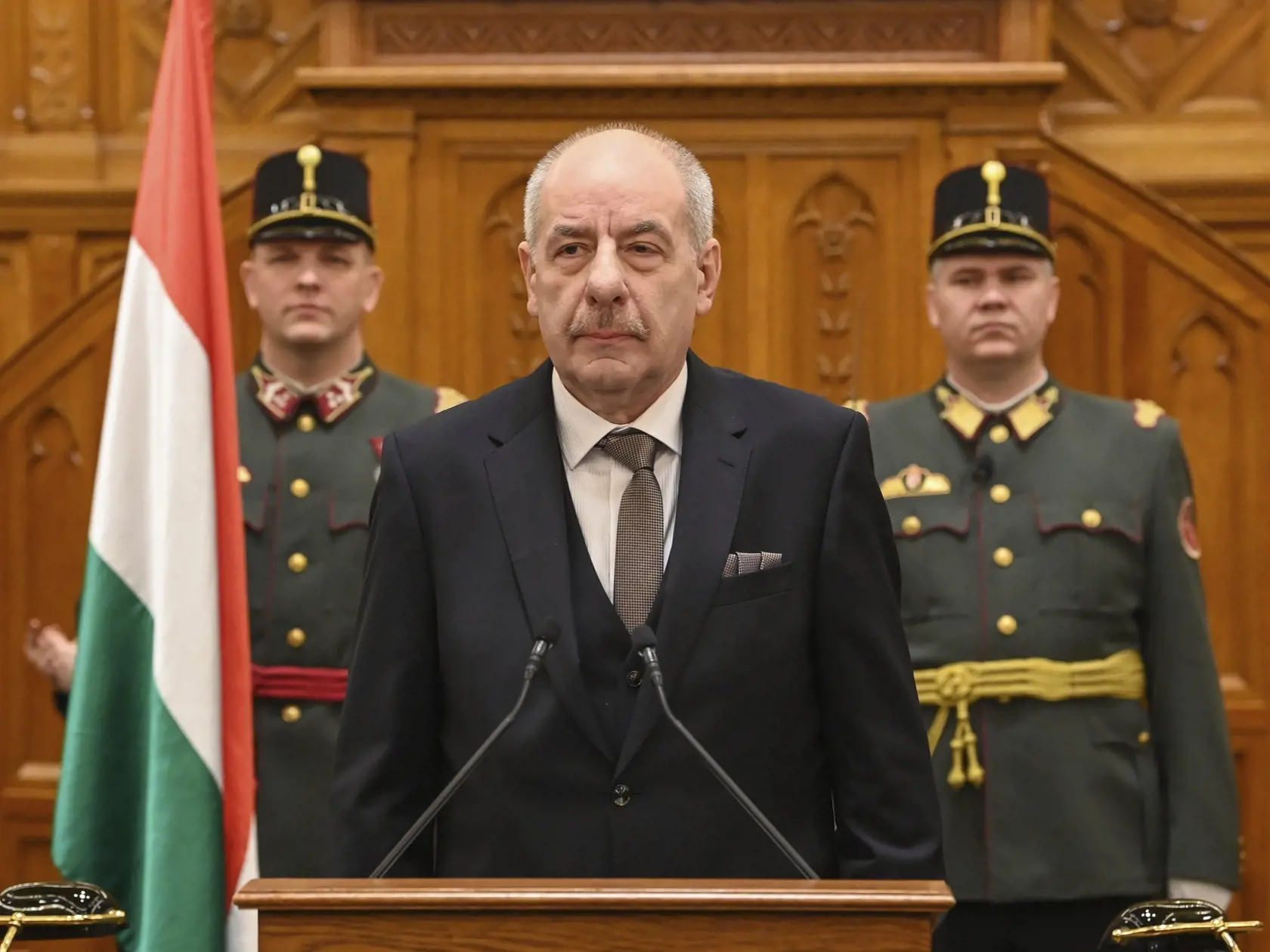 Nový maďarský prezident Tamás Sulyok skladá sľub počas inaugurácie na zasadnutí parlamentu v Budapešti v pondelok 26. februára 2024.