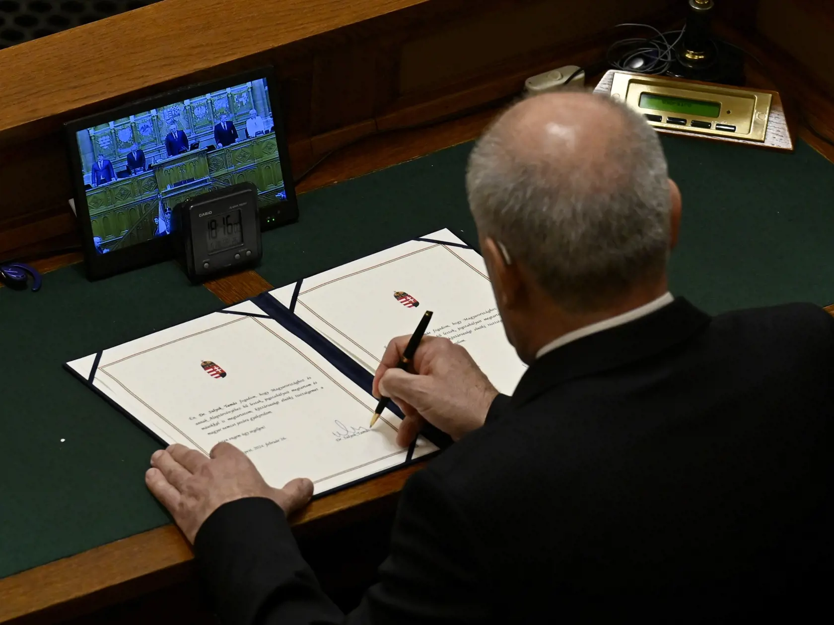 Nový maďarský prezident Tamás Sulyok podpisuje sľub počas inaugurácie na zasadnutí parlamentu v Budapešti v pondelok 26. februára 2024.