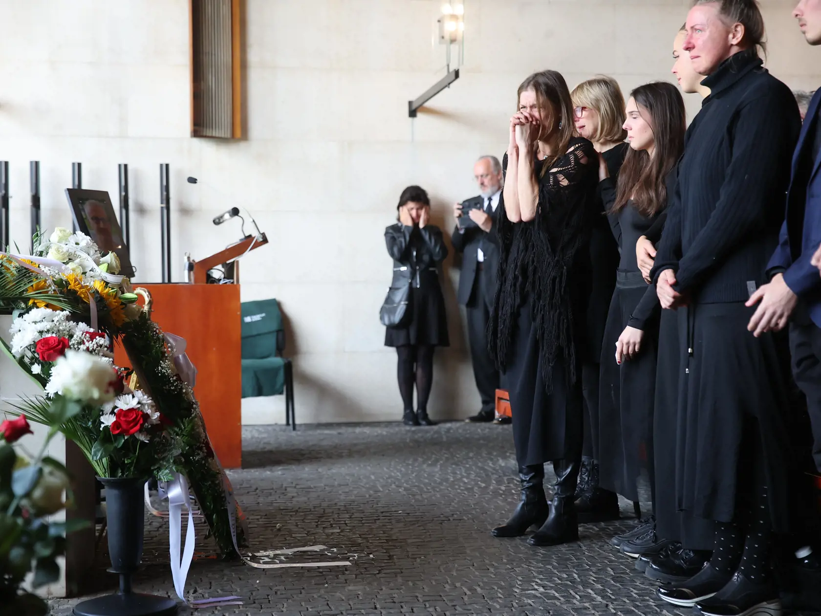 Najbolestivejší moment celej rozlúčky. Vdova Katarína Feldeková sa nad truhlou emočne zrútila.