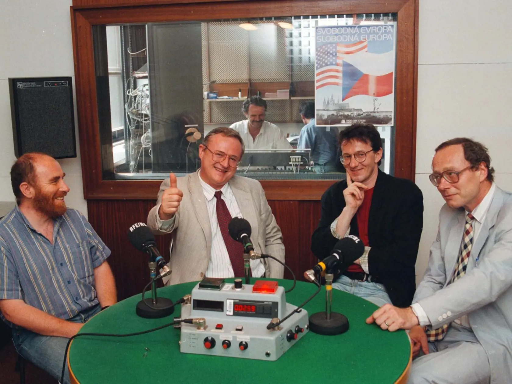 Začatie vysielania rádia Slobodná Európa v pražskom Českom rozhlase. Zľava redaktori Ivan Binar, riaditeľ českého vysielania Rádio Slobodná Európa Pavel Pecháček, Ondřej Konrád a Ján Jůn.