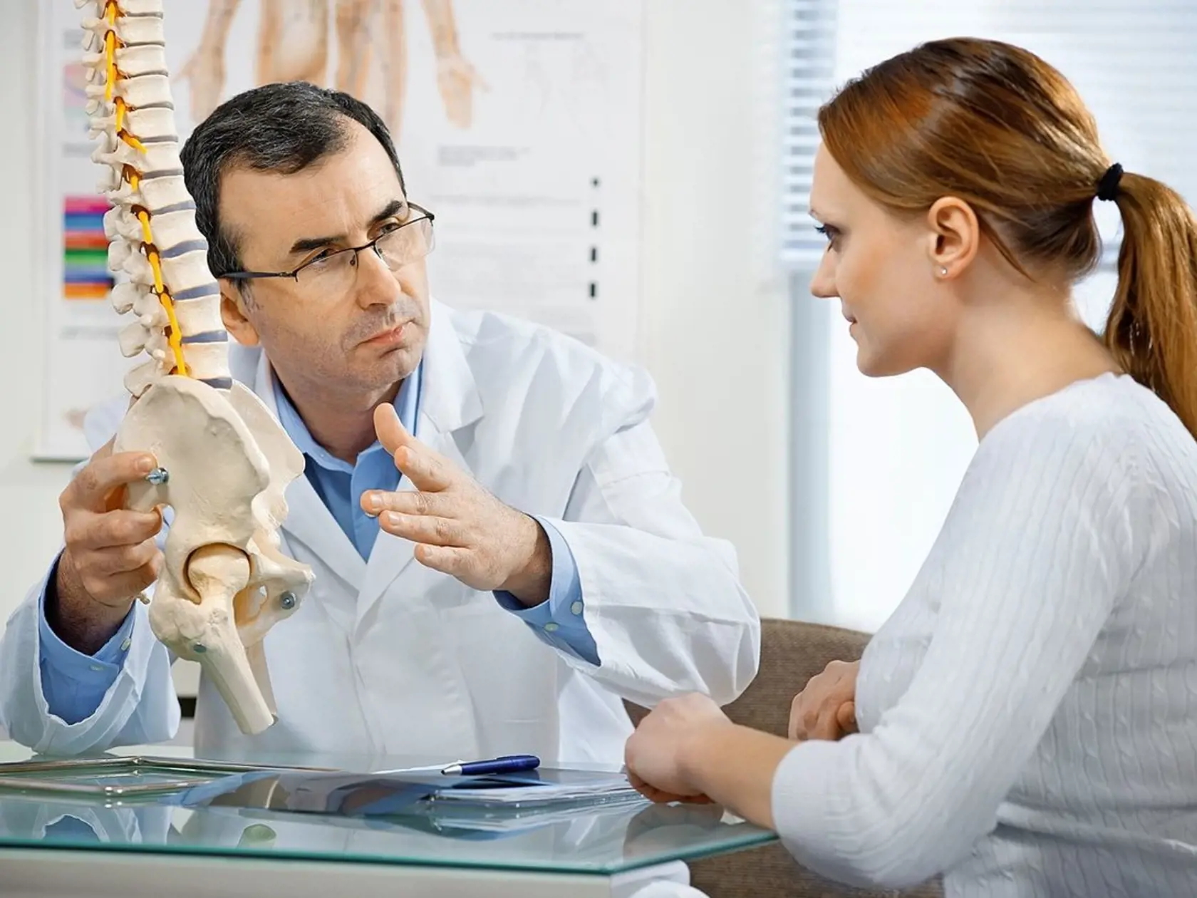 Pri bolesti vám môže pomôcť ortopéd, neurológ, neurochirurg, rehabilitačný lekár alebo fyzioterapeut.