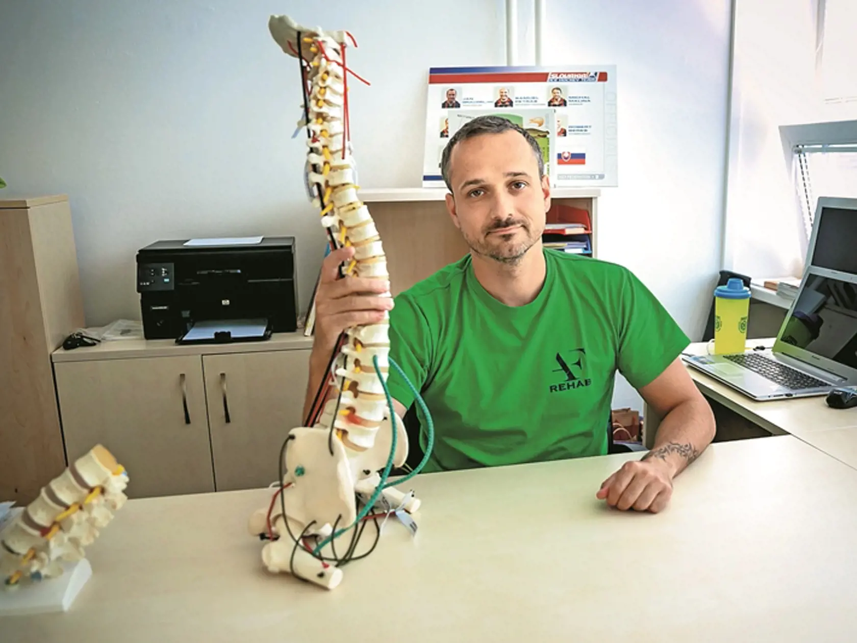 Fyzioterapeut Andrej Foltýn: Absolvoval Slovenskú zdravotnícku univerzitu v Bratislave a dvojročné štúdium Vojtovej metódy v Olomouci. Venuje sa technikám SM systém či spiraldynamik.