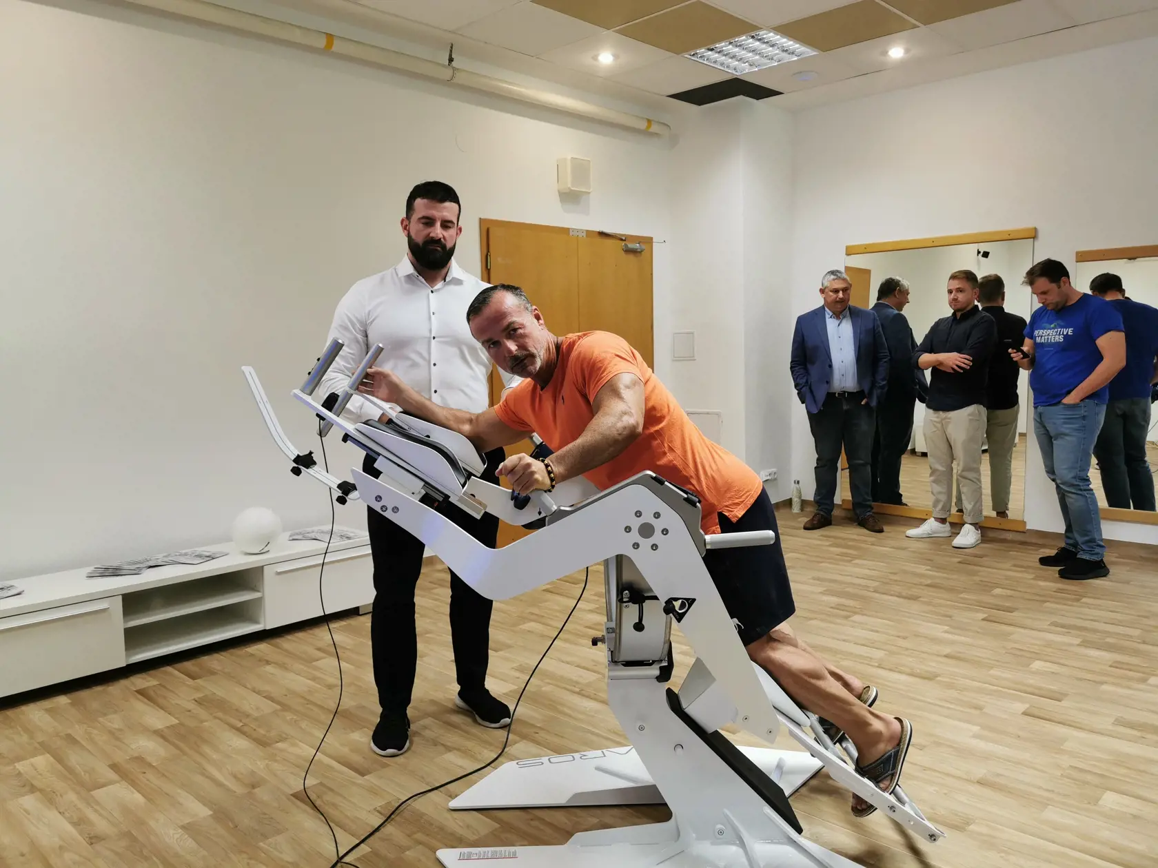 Jeden z nových prístrojov v rehabilitačnom centre ADELI Medical Center v Piešťanoch otestoval aj fyzioterapeut Richard Riedl.